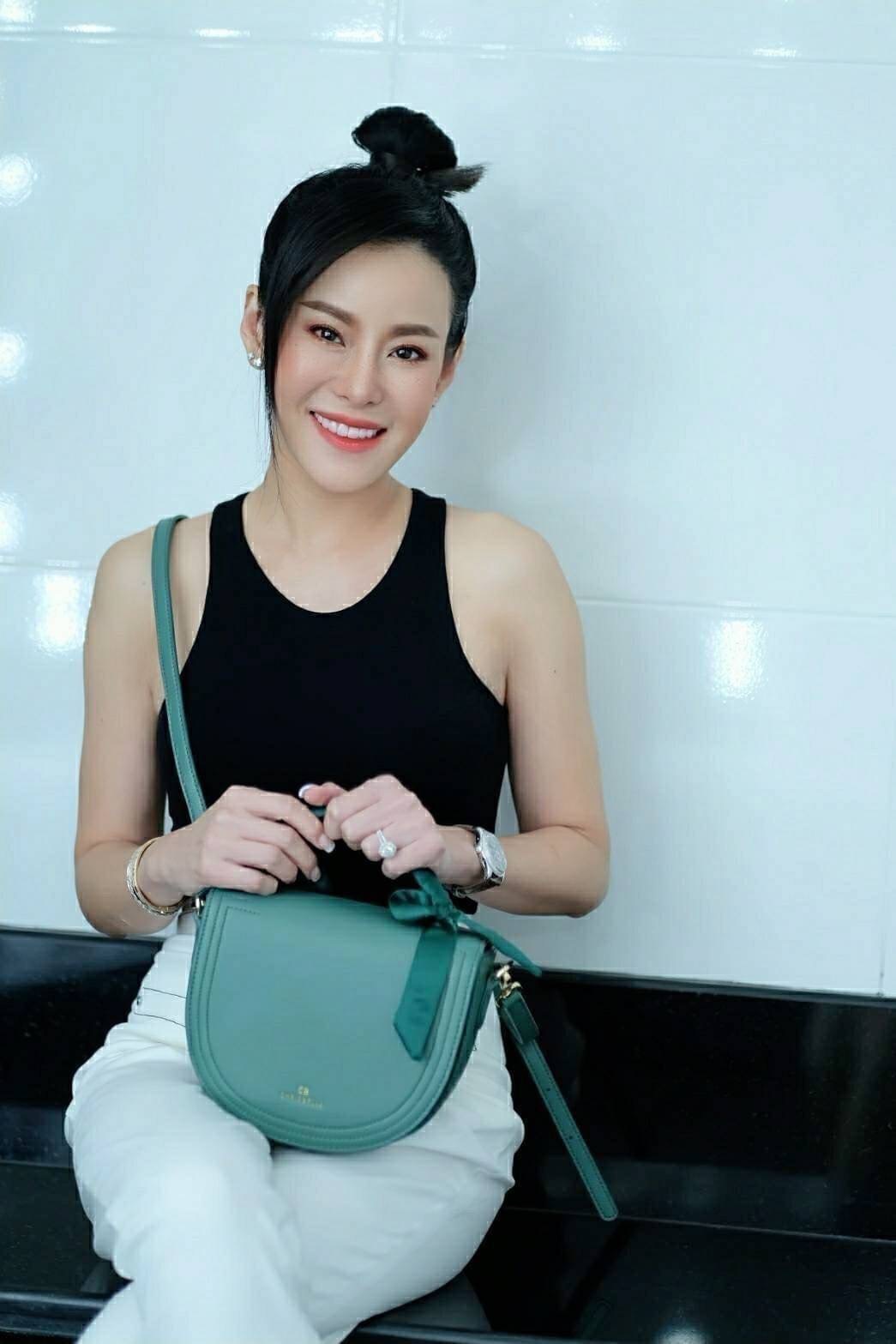 รุ่นแม่หนิง พร้อมส่ง กระเป๋าแบรนด์ CICELLE (ซี-เซล) สไตล์ Modern Luxury รุ่นแม่หนิง 🎀หนัง PU PREMIUM 🎀หนังเรียบเนียนสวยมากค่ะ 🎀มีสายสะพายยาวปรับระดับได้