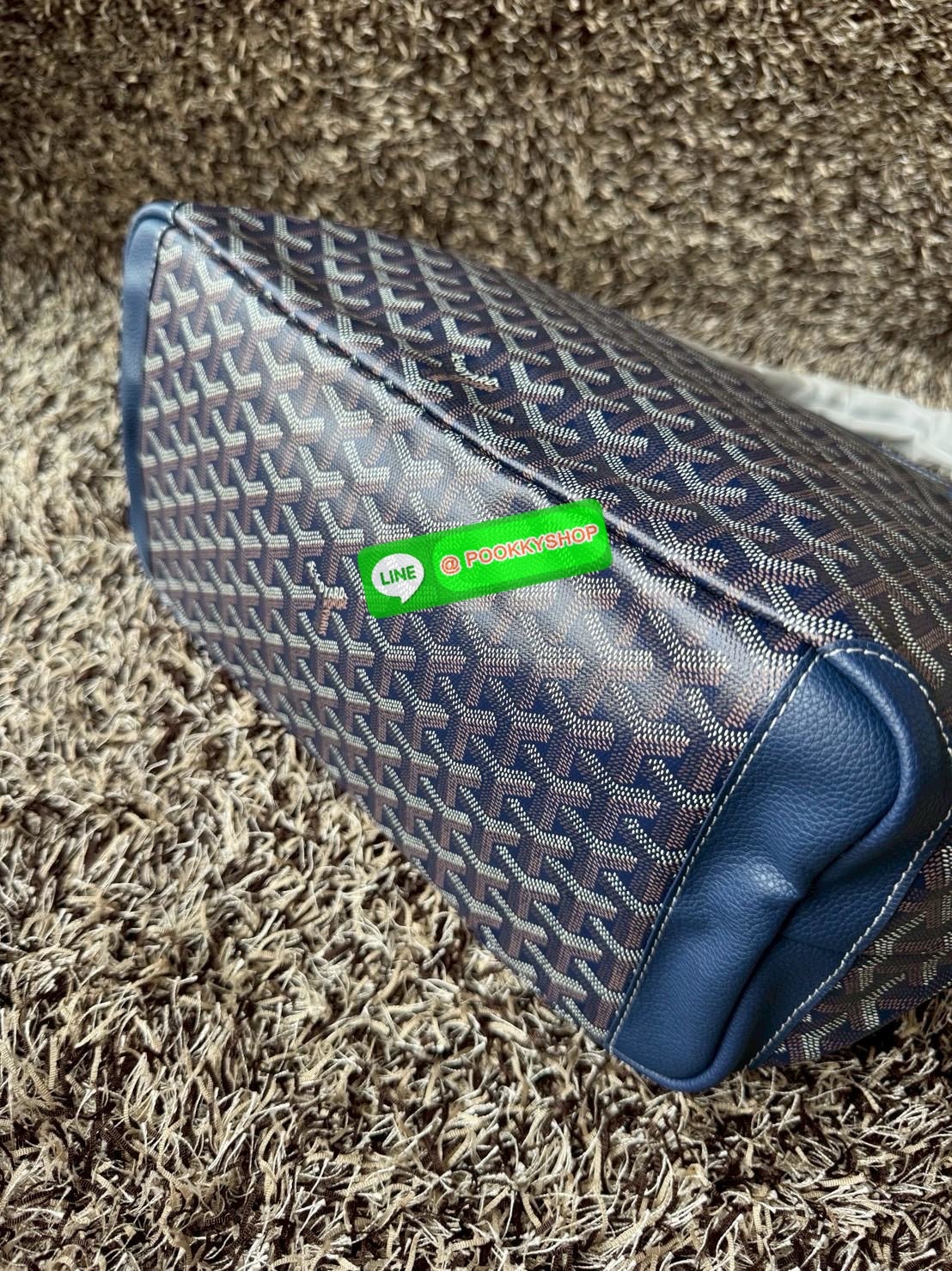 Goyard Artois MM Bag กระเป๋า Artois MM เป็นกระเป๋าที่มีซิปด้านบนเพิ่มคงามปลอดภัย ภายในพื้นที่กว้างเพื่อจัดระเบียบข้าวของของคุณ มันโดดเด่นด้วยฐานด้านล่างทั้งสองมุมเย็บต่อด้วยหนังใช้งานในแบบทางการหรือกึ่งทางการก็ได้