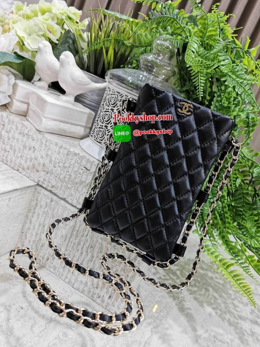 Don't Miss! Chanel Clutch Bag With Chain VIP Gift With Purchase (GWP) Limited พรีเมี่ยมกิ้ฟทรงเหลี่ยมขนาดกำลังดีวัสดุหนังนิ่มเดินเส้นลายตารางสวยอยู่ทรง เปิดปิดด้วยกระดุมแม่เหล็ก ด้านหน้าประดับโลโก้แบรนด์แต่งด้วยสายโซ่ร้อยหนัง ภายในโล่ง ใส่ iphone มือ