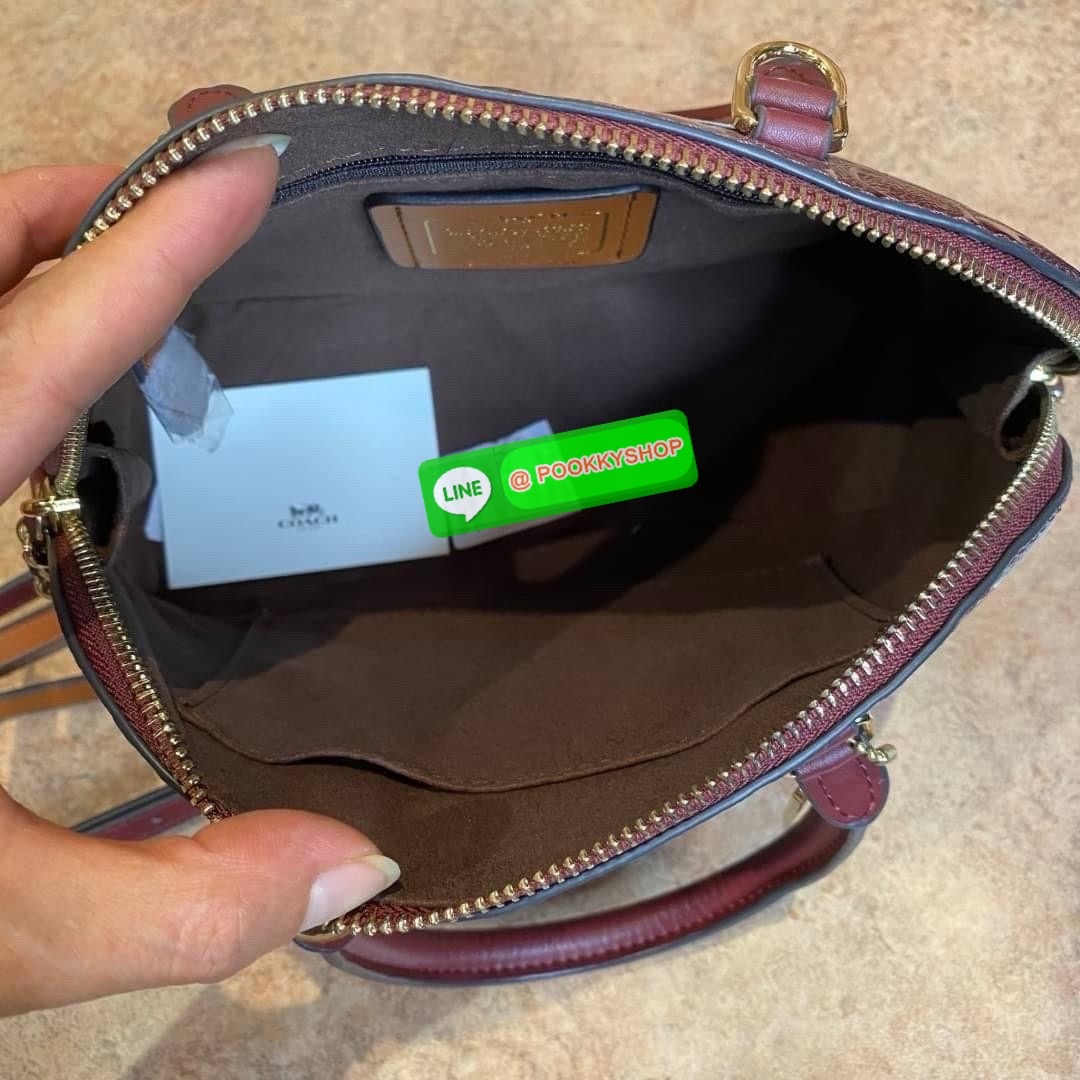 Coach MINI SIERRA SATCHEL IN SIGNATURE DEBOSSED PATENT LEATHER (COACH F55450) หนังกรวดและหนังสิทธิบัตร ด้านในมีซิปและกระเป๋าเอนกประสงค์ ปิดด้วยซิป ซับในด้วยผ้า หูหิ้วพร้อมสายสะพายยาว 3 1/2" สายสะพายถอดได้ขนาด 21 1/2" สำหรับสะพายไหล่หรือสะพายครอส