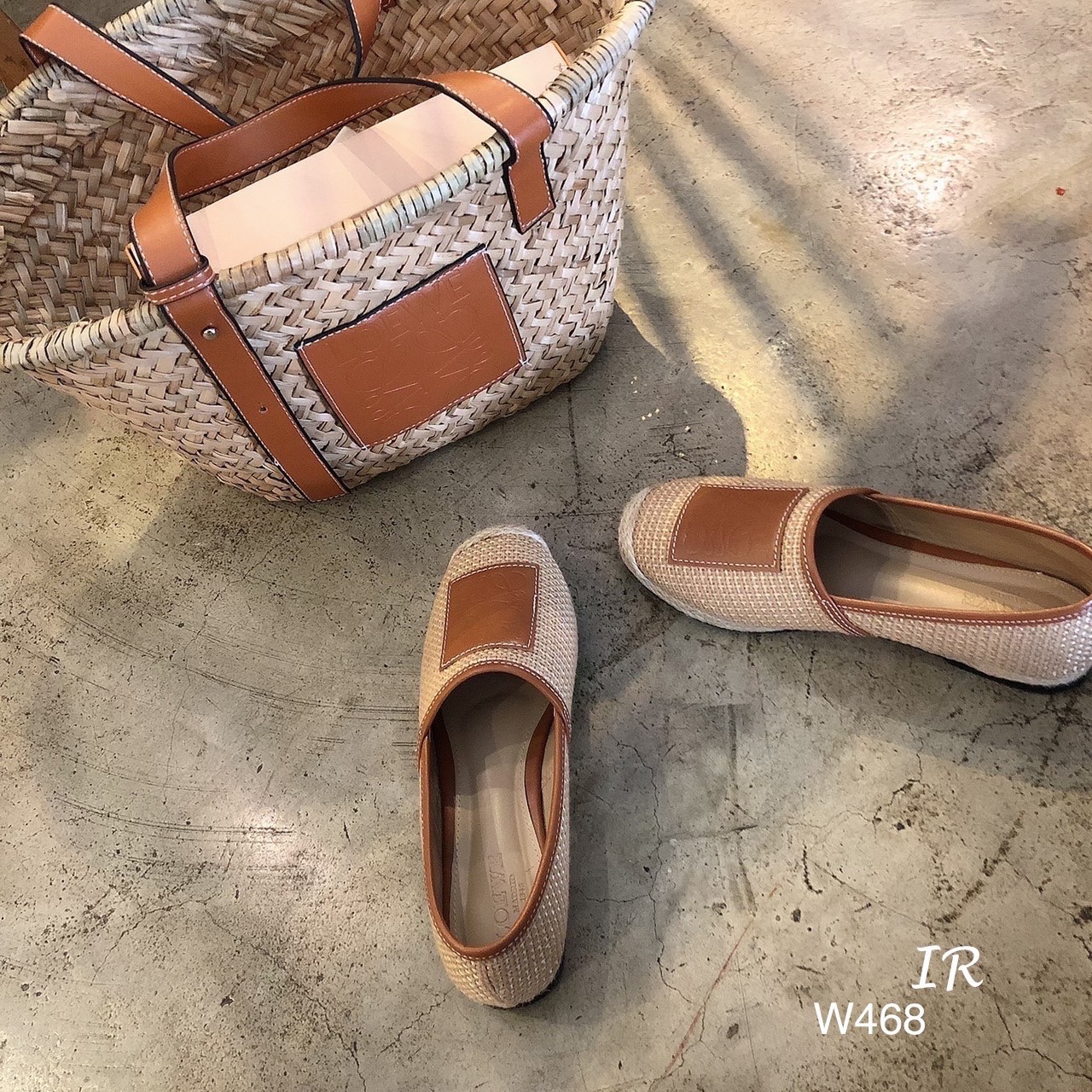 รีพีทแบบขายดี!!! พร้อมส่ง ปีนี้ ใครไม่รู้จัก Loewe คือพลาดมาก แบรนด์ดังจากเยอรมัน สวยมาก แกรนมาก น่ารักมาก ตอนนี้ งานสาน กระสอบคือปังมากคะ ปีนี้