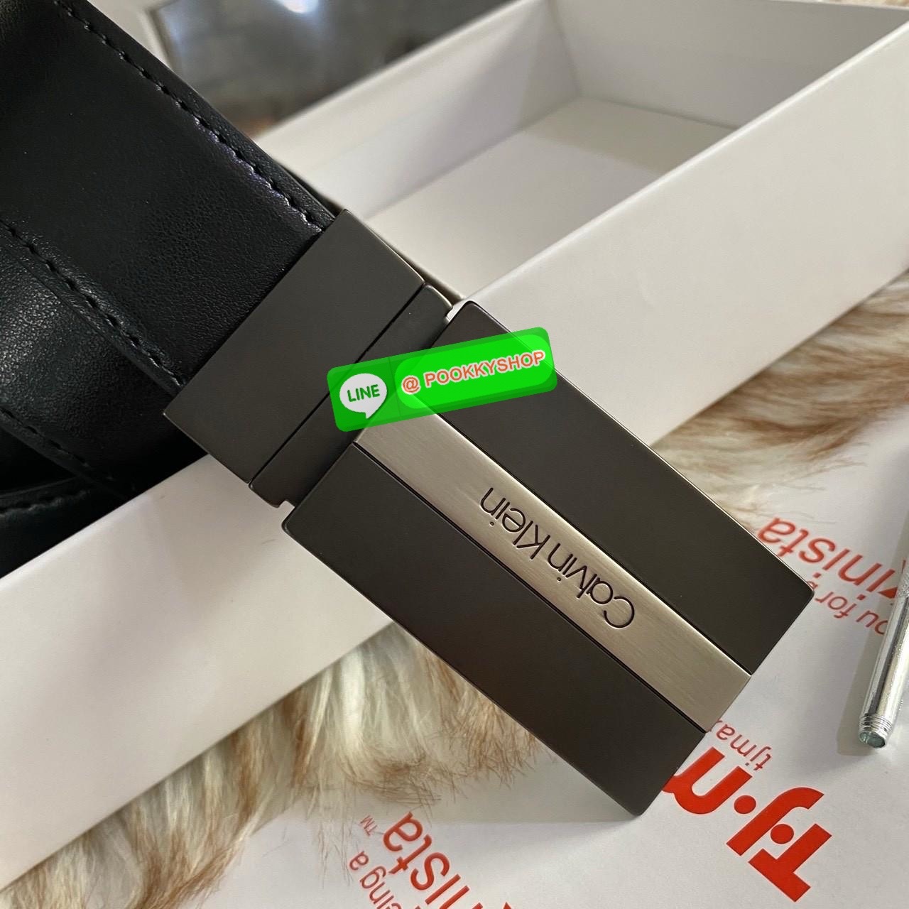 Calvin Klein Leather Belt & Wallet Set Setกระเป๋าสตางค์+เข็มขัด กระเป๋าสตางค์ด้านหน้าปั๊มชื่อแบรนด์ มีช่องใส่รูป ช่องใส่บัตร ช่องใส่ธนบัตร และช่องใส่รูป เข็มขัดหนังแท้ปั๊มแบรนด์ สามารถสลับใช้ได้ทั้ง 2 ด้าน เข็มขัดปรับระดับได้ 5 ระดับ มาพร้อมที่เจาะรูจ้า