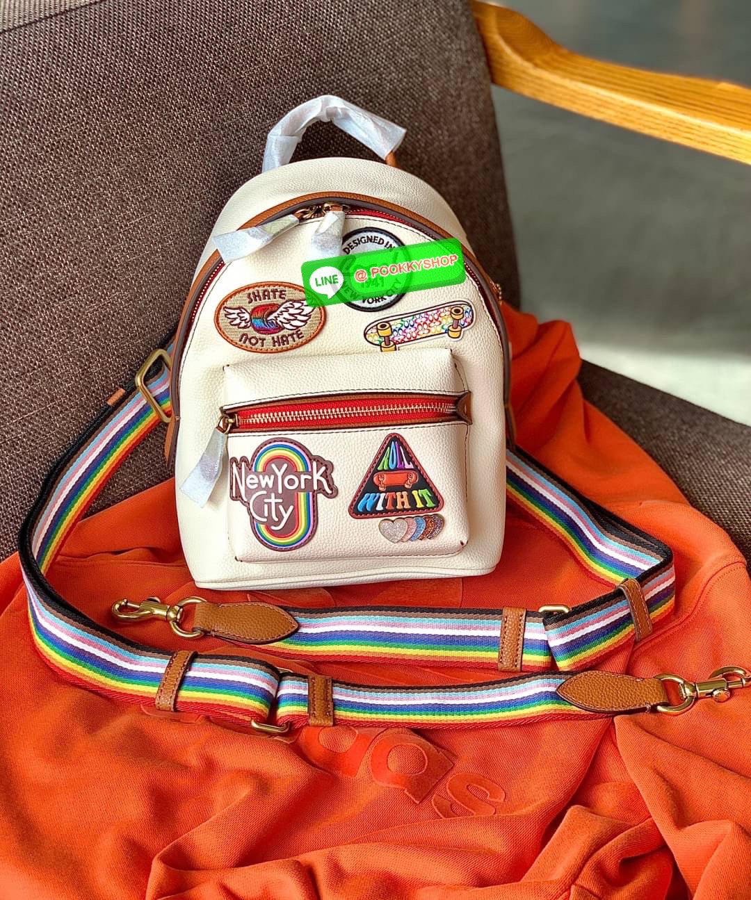 COACH CHARER BACKPACK WITH PATCHES ((CA137)) 🌈หลงรักเธอมากมาย เอาอะไรมาแลกก็ไม่ยอมจ้า🥱 ❣️กระเป๋าสะพายแบบมรหูหิ้ว วัสดุหนังแท้อย่างดี ลายหนังสวยมากๆ ละมุนมือมากๆค่ะ ❣️รุ่นนี้สามารถสะพายแบบเป้ได้//สะพายเฉียงด้านหลังได้//คาดมาด้