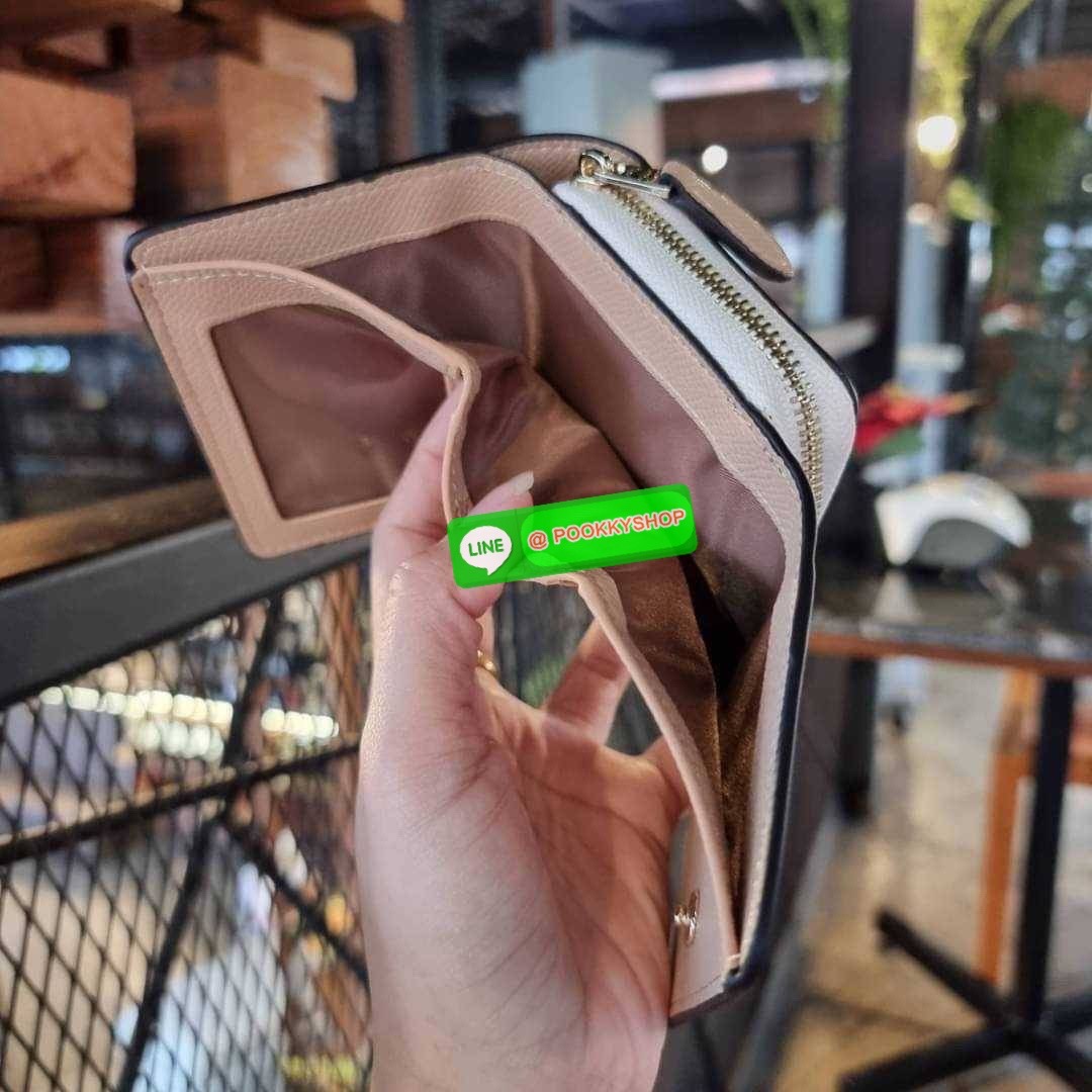 COACH 7331 SMALL TRIFOLD WALLET IN SIGNATURE CANVAS สวยคลาสสิค พกพาง่าย ใบเล็กน่ารักน่าใช้ ต้องยกให้ใบนี้จ้า ตอบโจทย์คนชอบพกน้อยที่สุด!! กระเป๋าสตางค์ใบสั้นหนังแคนวาสเคลือบคุณภาพดี ภายในเป็นหนังแท้ ใส่บัตร ใส่ธนบัตรได้ทุกชนิด มีช่องซิปแยก ใบเดียวใบนี้คือเ