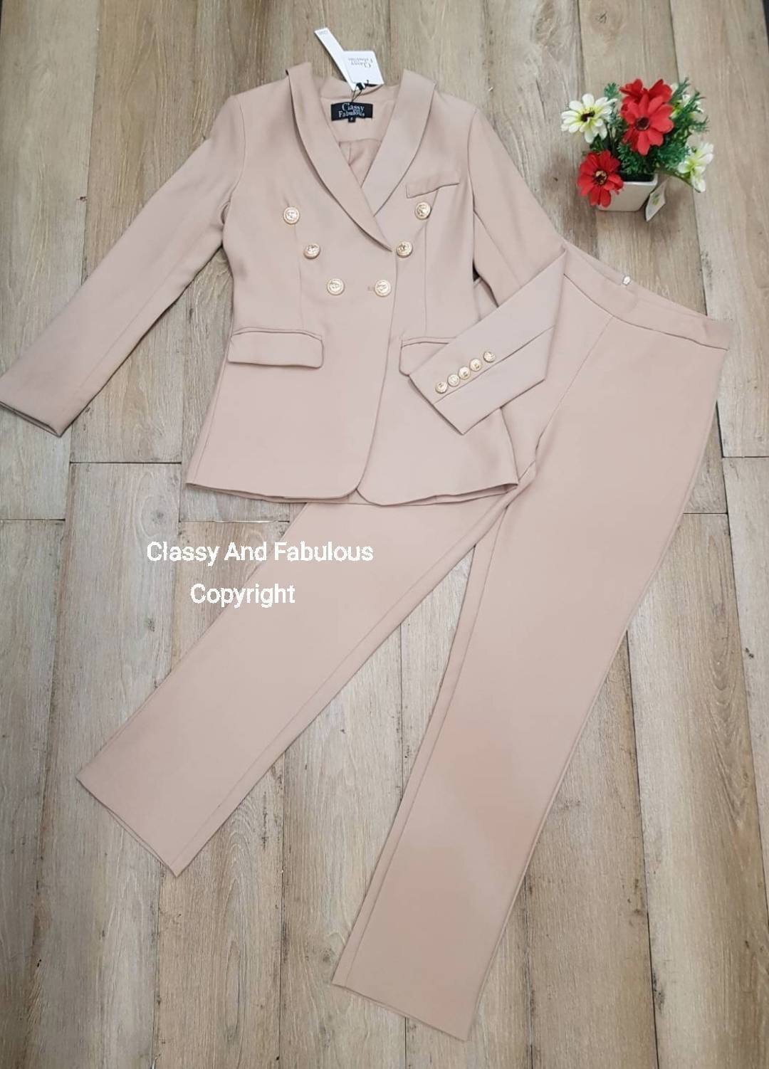 เสื้อสูท กางเกงขายาว เสื้อคอสูท ผ้าเรียบกระดุมทอง6เม็ด ปลายแขนก็ติดกระดุมเรียงมีกระเป๋าล้วงได้จิง ทั้ง2ข้าง มาพร้อมกางเกงขายาว ซิปหลัง เนื้อผ้าดีฝุดๆ ใส่แล้วหรูแบบเซเลบ มีความเกร๋ใส่ทำงานก็ได้ หรือใส่ได้ทุกโอกาส สาวๆต้องมีไว้นะคะเพราะผ้าเราดีจริงๆมากไม่ผิ