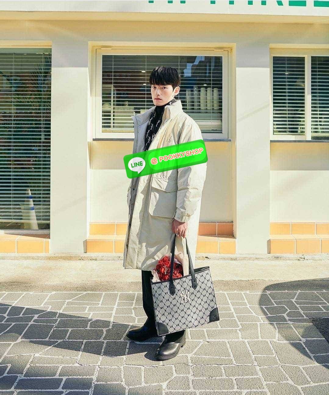 MLB MONOGRAM TOTE BAG กระเป๋าทรงโท้ท ใบใหญ่จุคุ้ม ที่มีกิมมิคไม่เหมือนใคร ด้วยดีไซน์ลวดลายโมโนแกรมเอกลักษณ์ ปั๊มลงบนผ้าแคนวาสและหนัง pu คุณภาพดี สวยคม ปากกระเป๋ามีอะไหล่เกี่ยวกันของหล่นได้ มาพร้อมสายสะพายในตัว ภายในโล่งกว้างมาก ใส่ของสำคัญได้แบบไร้กังวล ห
