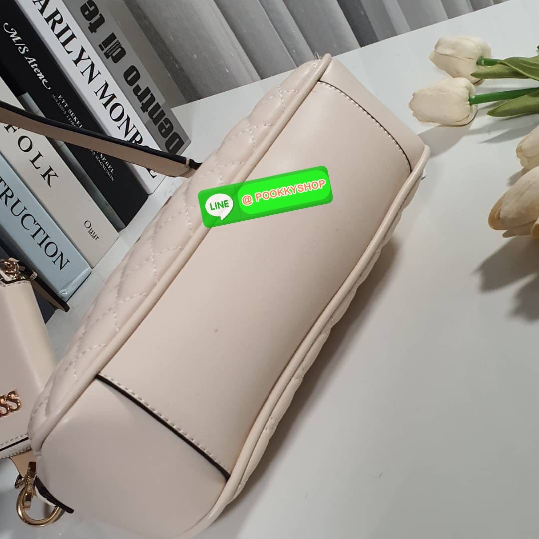 New Collection!! Guess woman’s Logo Cityy Handbag Bag กระเป๋าสะพายรุ่นใหม่ล่าสุด ทรงยอดนิยม มาพร้อมกระเป๋าใส่เหรียญสุดชิค ตัวกระเป๋าหนังนิ่มประดับโลโก้แบรนด์ เปิดปิดด้วยกระดุมซิปยาว ด้านในมีช่องโล่งกว้าง มีช่องใส่บัตร6ช่อง และช่องซิป มี ใส่กระเป๋าสตางค์ยา