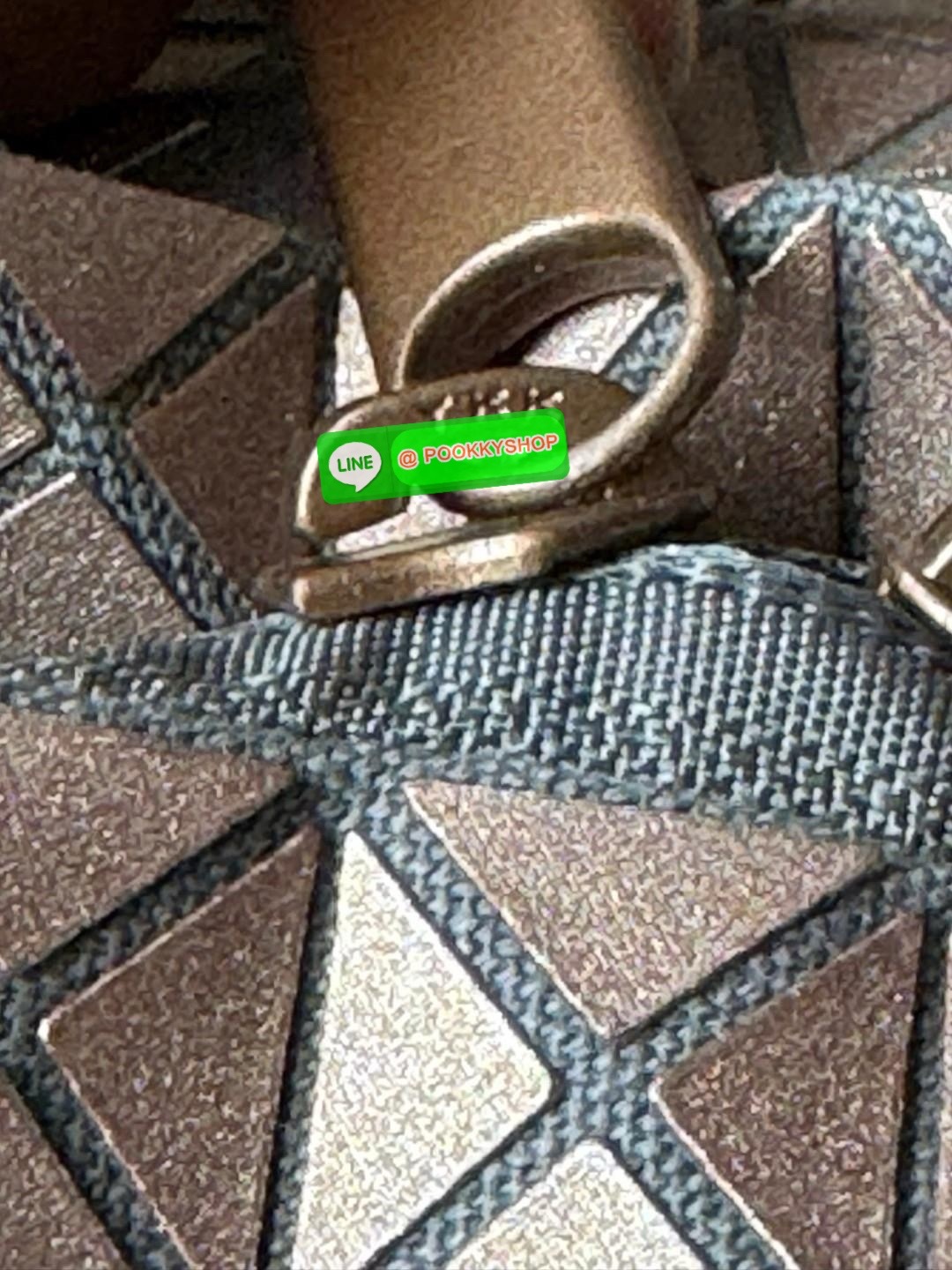 Bao Bao Issey Miyake Daypack geometric backpack กระเป๋าเป้ทรงคลาสสิก รองรับน้ำหนักได้ดี เหมาะกับการเดินทาง เป้สะพายหลังรุ่น Daypack One-Tone Backpack มาในรูปทรงกระเป๋าเป้สุดคลาสสิก โดดเด่นด้วยการออกแบบที่เป็นเอกลักษณ์ วัสดุสามเหลี่ยมขนาดเล็กพิเศษ ได้กลิ่น