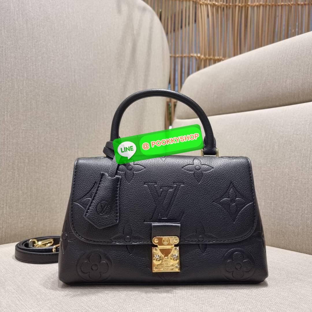 LV MADELEINE BAG ใหม่ล่าสุด อีกหนึ่งรุ่นคลาสสิคหายาก จากเคาน์เตอร์ dutyfree ที่สาวๆรอคอย กระเป๋าถือ/สะพายข้าง ดีไซน์เรียบง่าย แต่เต็มไปด้วยดีเทลความหรู วัสดุหนังวัวปั๊มลายเอกลักษณ์ เปิด‐ปิดด้วยอะไหล่กดล็อคสีทองหรู และมีพวงหนังห้อยพิเศษแถมมาให้ด้วย ภายในแบ