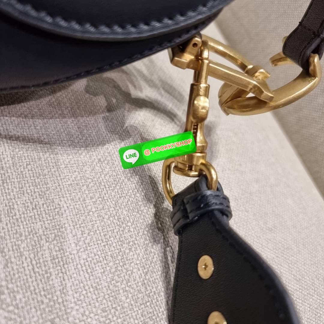 CD SADDLE BAG CALFSKIN กระเป๋าสะพายข้างพรีเมี่ยมกิ๊ฟ ทรงสวยไม่ซ้ำใคร กิมมิคในตัว ดูแพง ไซส์ใหญ่ ดีไซน์ย้อนยุค เป็นเอกลักษณ์สวยทุกแบบ เปิด-ปิดด้วยกระดุมแม่เหล็กซ่อน ใช้งานง่ายมากๆ ภายในเป็นช่องโล่ง มีช่องซิป วัสดุหนังลูกวัวฟอกสี ใส่ของสำคัญได้เลย หมดห่วง ม