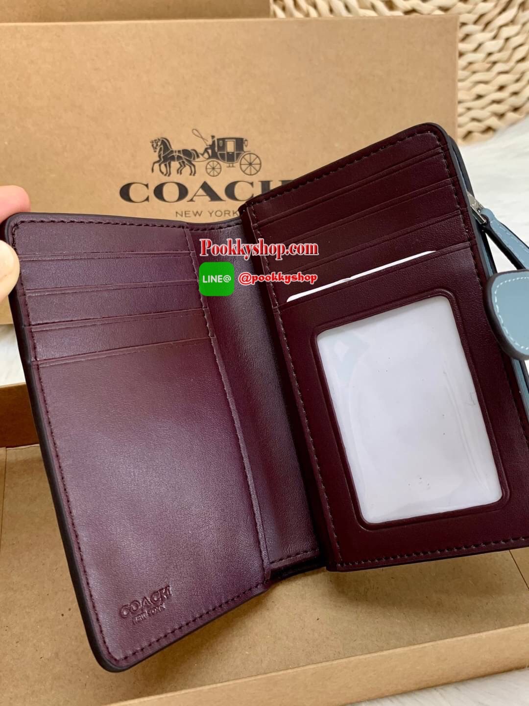 COACH 25937 WALLET กระเป๋าเงินใบกลาง หนังแก้ว แวว เช็ดทำความสะอาดง่าย ลาย Cนูนทั้งใบ สวยงามมากค่ะ