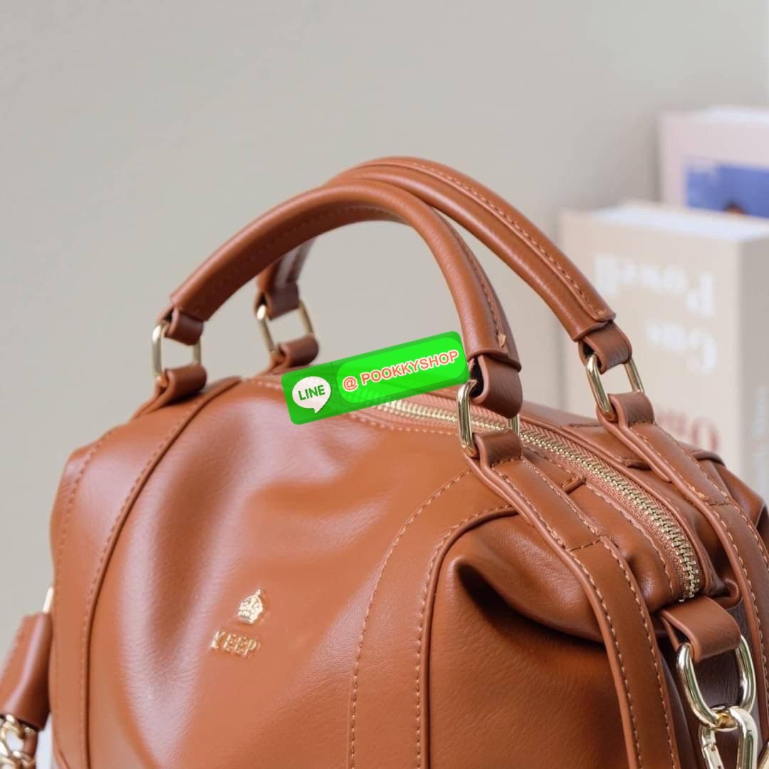 รุ่นขายดีเข้าเพิ่มนะคะ KEEP รุ่น ‘ Ella ‘ bag ทรง Pillow ( ทรงหมอน ) ที่สาวๆ ถามหา กลับมาแล้วค่า พร้อมฟังก์ชันจัดเต็มเหมือนเดิม ใบนี้ size M ใส่ กระเป๋าสตางค์ยาวได้ ใส่ไอแพดได้ ใครต้องการกระเป๋าที่ใช้ได้ทุกวัน ใส่ของครบ แอดมินแนะนำใบนี้เลยค่า สวย คุ้มแน่น