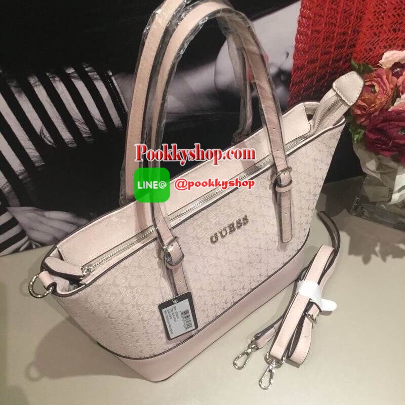 GUESS DELANEY TOTE BAG กระเป๋าทรง shopping วัสดุหนังแก้วเงาสวย น้ำหนักเบา ด้านหน้าประดับด้วยโลโก้แบรนด์สุดหรู เปิดปิดกระเป๋าด้วยซิปสะดวกใช้ ด้านในโล่งกว้าง มีช่องซิปและช่องเล็กสำหรับใส่ของ ซับในลายแบรนด์ รุ่นนี้มาพร้อมสายสะพายยาวปรับได้ ถอดได้ จะใช้แบบสะพ