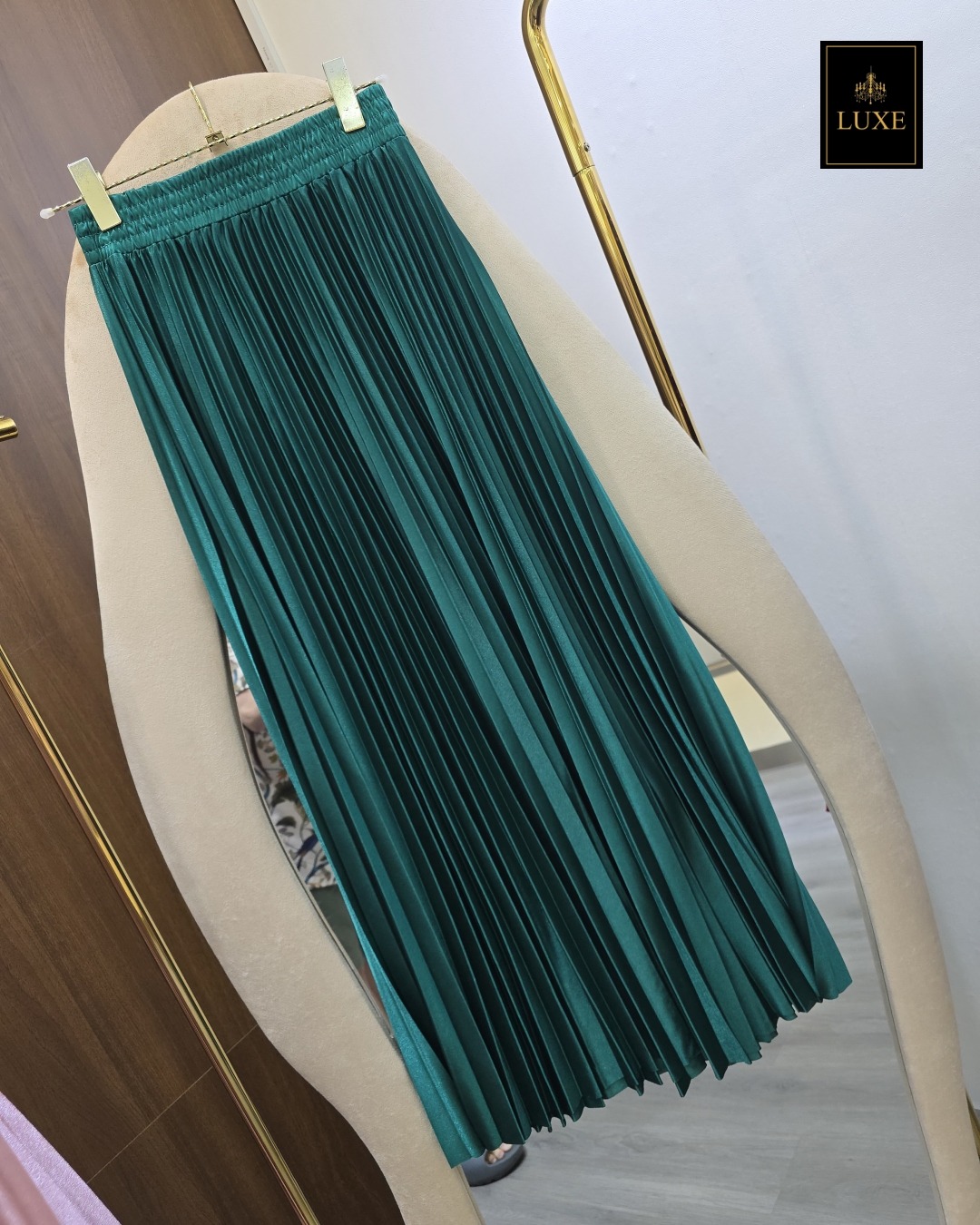 กระโปรงแฟชั่น กระโปรงยาวกรอมเท้า อัดพลีทจีบคม ตัดเย็บประณีต ทำจากผ้าเคปซาติน