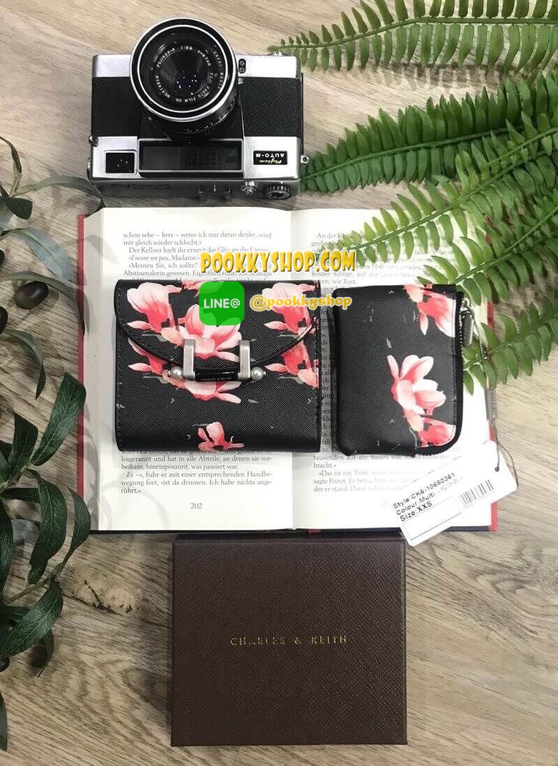 พร้อมส่งความน่ารัก! BEST SELLER! CHARLES & KEITH Peforated Wallet กระเป๋าสตางค์ใบสั้นพับ3ตอนรุ่นยอดนิยมวัสดุหนัง Saffiano สีดำประดับลายดอกไม้ Van Goh คลาสสิค ดีไซน์สวยเก๋ไม่ซ้ำใคร ด้านหน้าปั้มโลโก้เปิดปิดด้วยกระดุมเเม่เหล็ก ภายในมีกระเป๋าเล็กช่องซิปสำหรับ