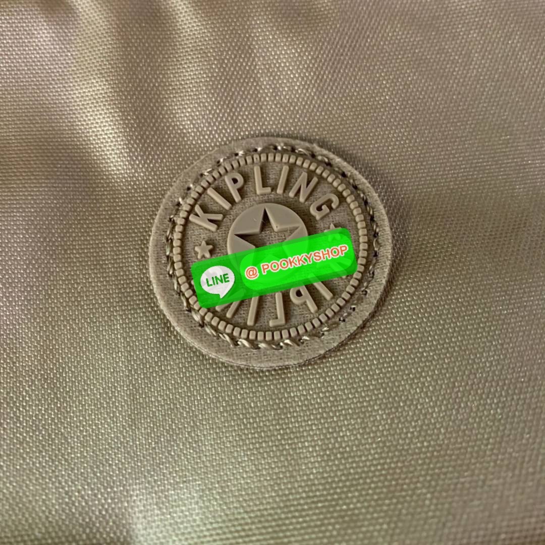 KIPLING 3 Monkey program Seoul up clutch & sling bag กระเป๋าคล้องมือ หรือ สะพายข้าง ขนาดเล็ก วัสดุ Nylon & Polyester 100% ใช้งานได้ 2 รูปแบบ มีสายสลับเปลี่ยนได้ทั้งแบบคล้องมือหรือสะพายข้าง เปิด-ปิดด้วยซิป ช่องหลักโล่ง มีช่องใส่บัตรด้านข้าง 6 ช่อง และช่องด