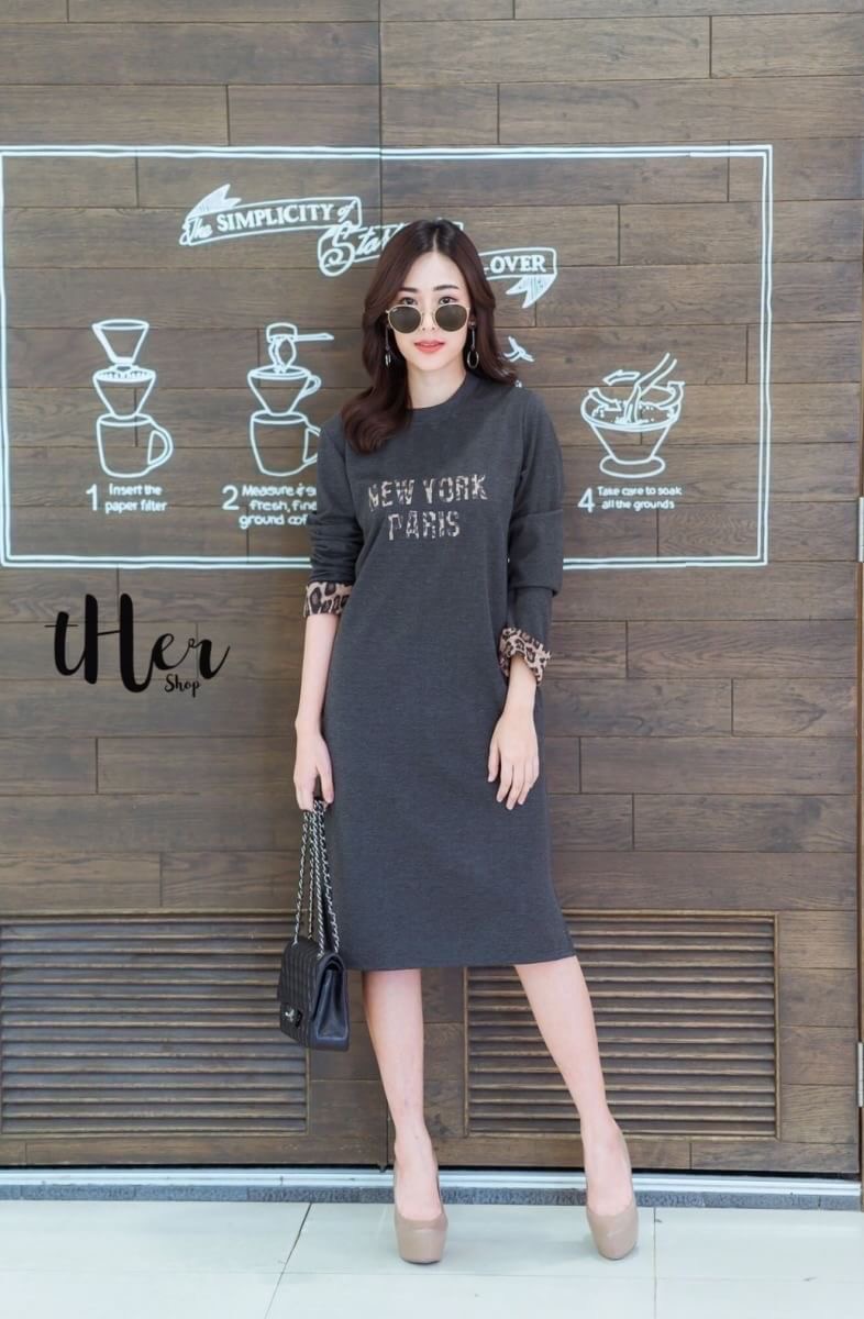 • tHer sHop • มาเพิ่มค่า Long Dress เดรสคอกลมแขนยาวทรงสวย ดีเทลแต่งปลายแขนลายเสือด้านหน้าสกรีนตัวอักษร แต่งกระเป๋าข้าง ใช้เนื้อดี ผ้าหนานิ่มใส่สวย ตัวเดียว ใส่เที่ยวใส่ชิวได้เลยค่ะ