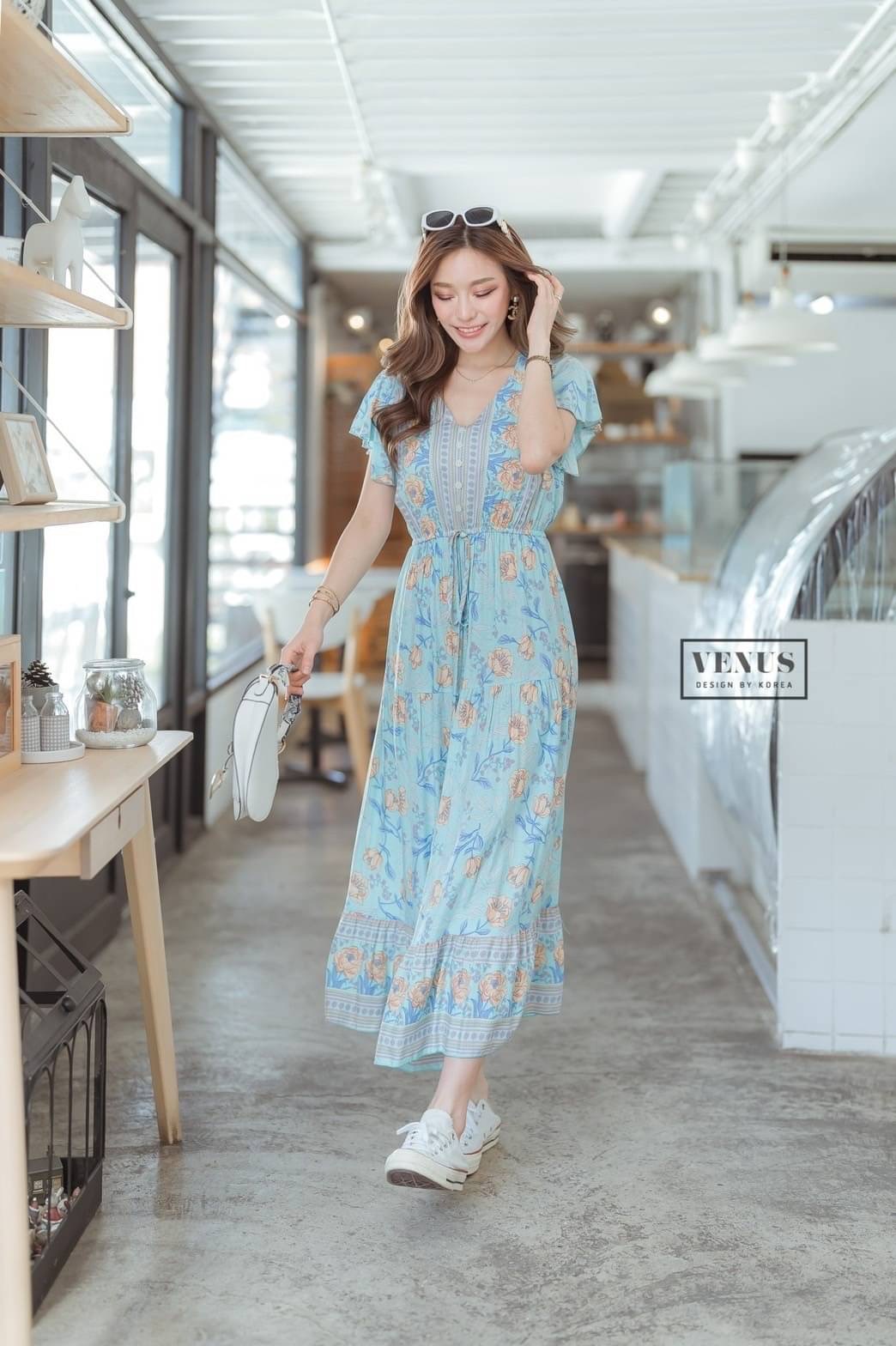 I'm Lady By Venus Flora MaxiDress แม๊กซี่เดรสพิมพ์ลายดอกไม้ แต่งกระดุมเรียงหน้า ช่วงเอวแต่งสม๊อคยืด สามารถรูดได้นะคะ งานเก๋เนื้อผ้าพริ้วใส่สบายสุดๆคะ แม๊ทกับรองเท้าผ้าใบก็น่ารักคะ