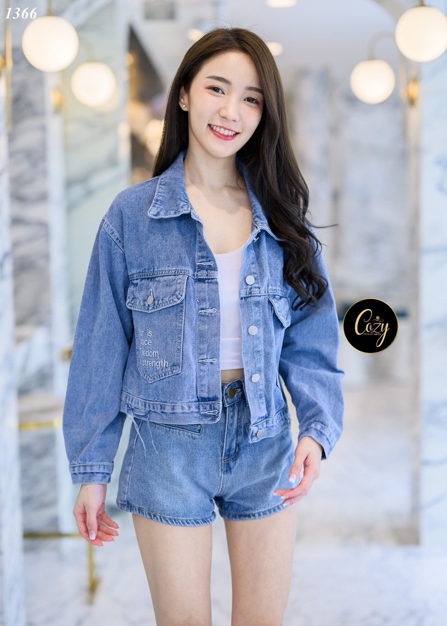 เสื้อแฟชั่น เสื้อครอปยีนส์ฟอกแขนยาวติดกระดุมเงินปลายแขน อกผ่าหน้าติดกระดุม 5 เม็ด