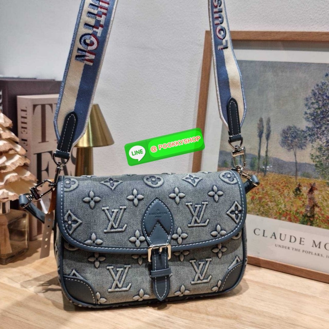LV diane monogram washed denim bag 🔆 Details ใหม่ล่าสุด กับกระเป๋าทรงสุดฮิต คลาสสิคและเป็นอีกหนึ่ง signature ที่มาในรูปแบบ washed denim สวยดูแพงสุดๆ มาพร้อมสายสะพายถึง 3 แบบ สายคล้องไหล่ สายสะพายข้างแบบหนังและแบบสปอร์ต ทำให้สามารถปรับเปลี่ยนใช้งาน