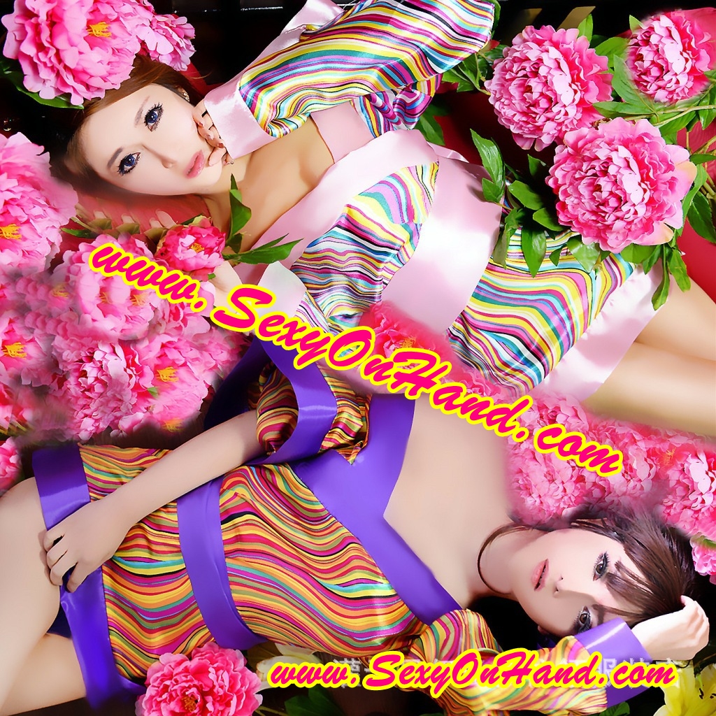 **New**ชุดกิโมโน สไตล์นางรำญี่ปุ่น แนวเกอิชา ลายริ้วสีสดโทนเหลืองส้ม แต่งขอบสีชมพูอ่อนปลายแขนบาน ไตล์เปิดไหล่เซ็กซี่ เย้ายวน+ผ้าคาดพร้อมโบว์สำเร็จ+ G-string เข้าชุดคะ