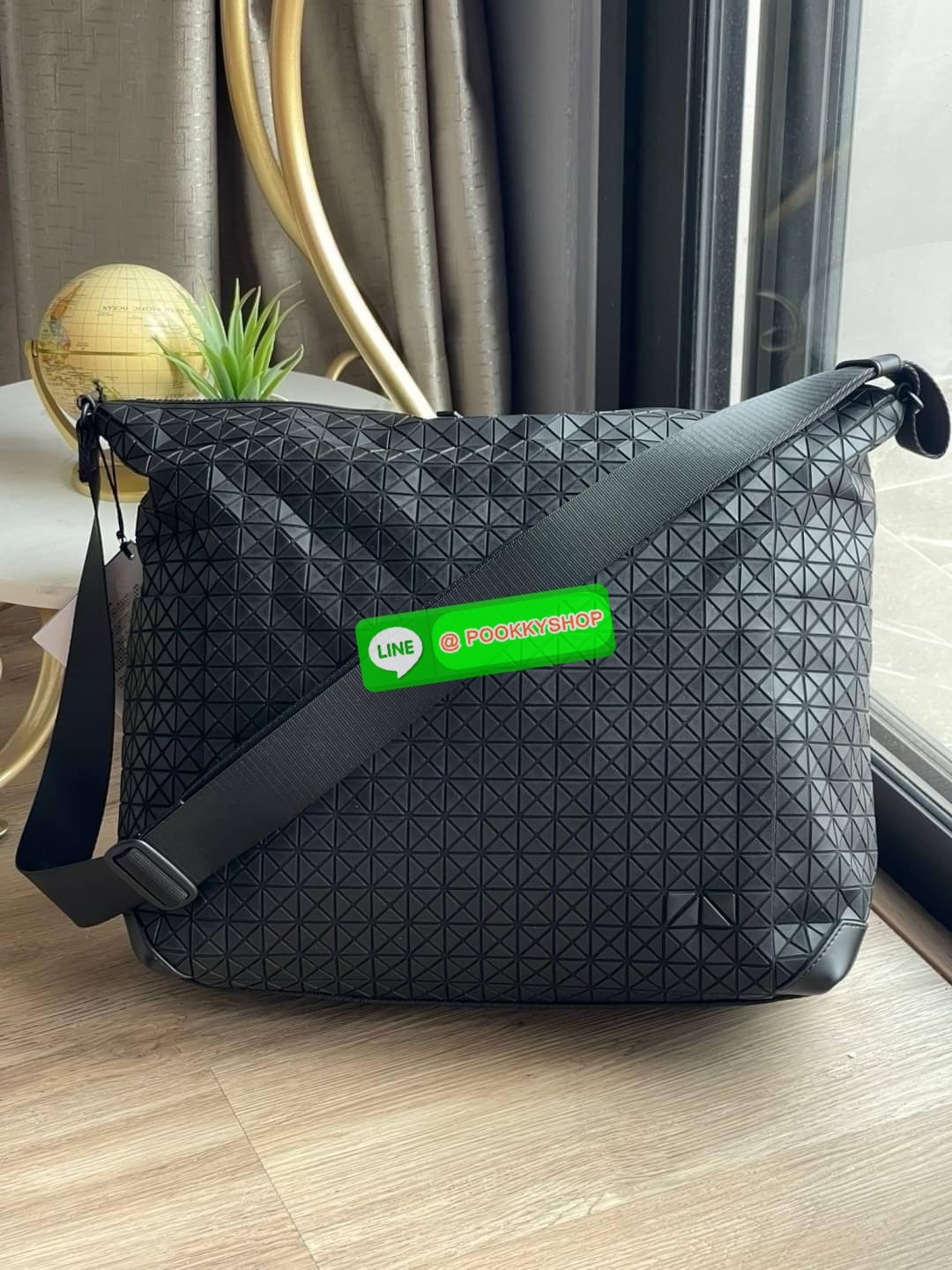 Baobao Issey Miyake Large Messenger Bag เป็นทรงกระเป๋าที่ได้รับความนิยมอย่างมาก เนื่องจากมีขนาดกำลังดี พกพาสะดวกและมีดีไซน์หลากหลาย สามารถใส่ได้ทั้งเอกสาร, สมาร์ตโฟน, โน้ตบุ๊ก หรือแม้แต่ของจุกจิกอื่น ๆ เหมาะสำหรับการใช้งานในชีวิตประจำวันเป็นอย่างมากค่ะ นั