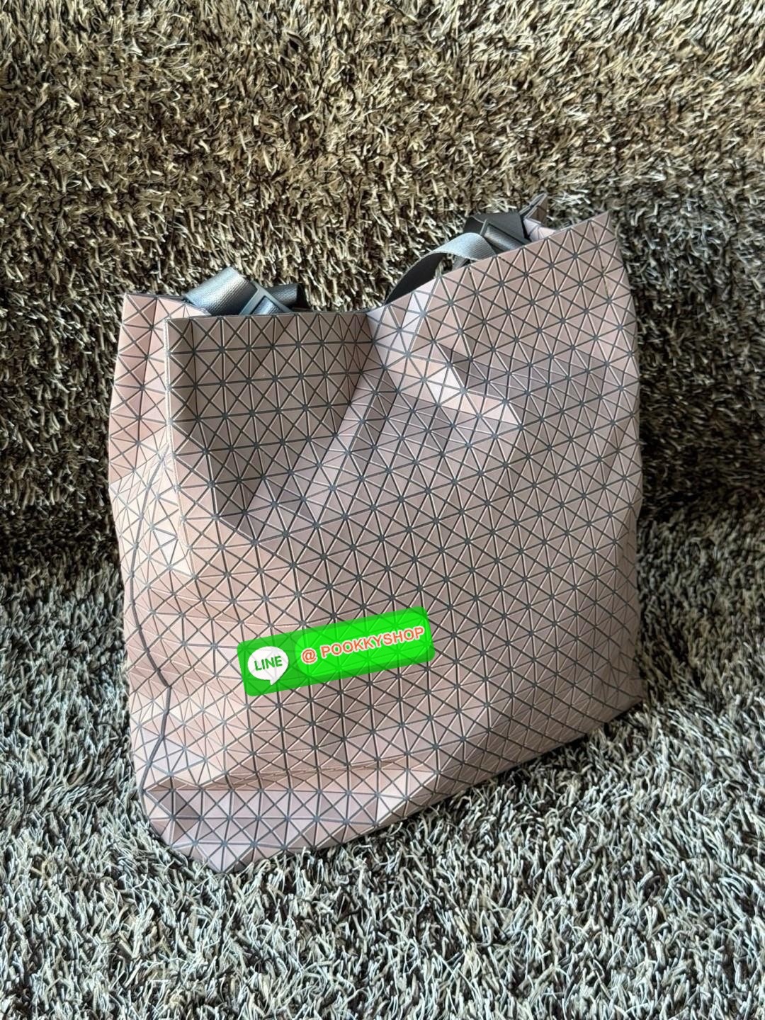 Baobao Issey Miyake Cart S geometric tote bag รูปทรงที่สร้างขึ้นโดยบังเอิญ' เสื้อผ้าที่มีโครงสร้างและได้รับการออกแบบทางวิศวกรรมอันเป็นเอกลักษณ์ของแบรนด์ ส่งต่อไปยังเครื่องประดับที่น่าประทับใจและไร้กาลเวลาเหล่านี้ กระเป๋าโท้ต Cart ประดิษฐ์ขึ้นจากการตั