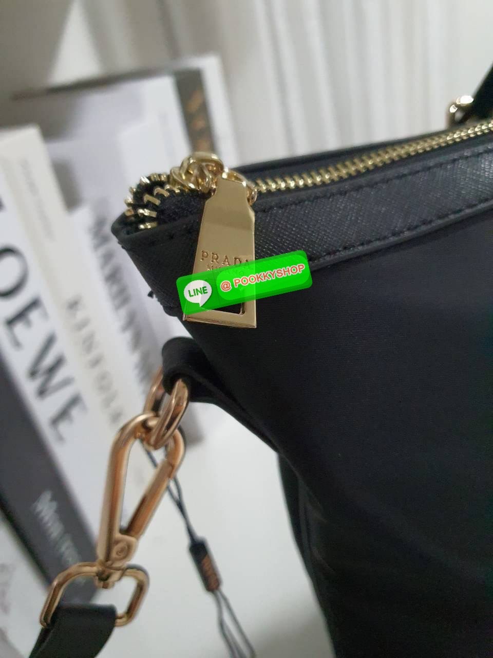 รุ่นยอดฮิต !!! ปังปุริเย่ 🎉🎉 กระเป๋าทรง TOTE BAG จากงานพรีเมี่ยมกิ้ฟ จากเคาเตอร์ต่างประเทศ มาแล้วค่า กระเป๋าใบใหญ่ทรงหรู จากแบรนด์ PRADA เป็น กระเป๋าผ้าไนล่อน ตกแต่งรอบใบได้ สวยมาก ด้านในมีช่องซิปและช่องใส่ของ เป็นสัดส่วน มีช่องหลักและมีช่