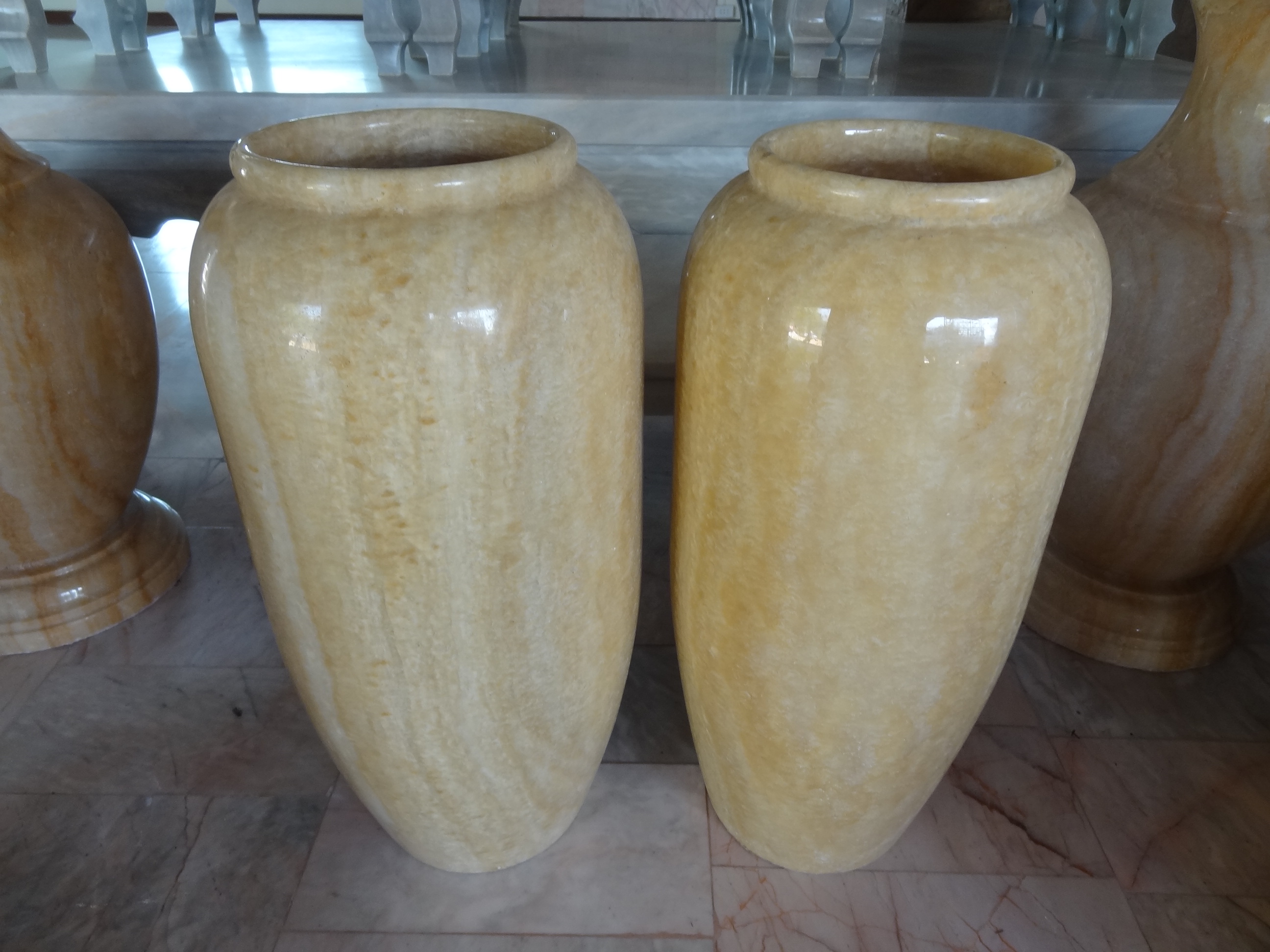 แจกันหินอ่อน 1 คู่ ขนาดสูง 50 เซนติเมตร กว้าง 20 เซนติเมตร หยกน้ำผึ้ง