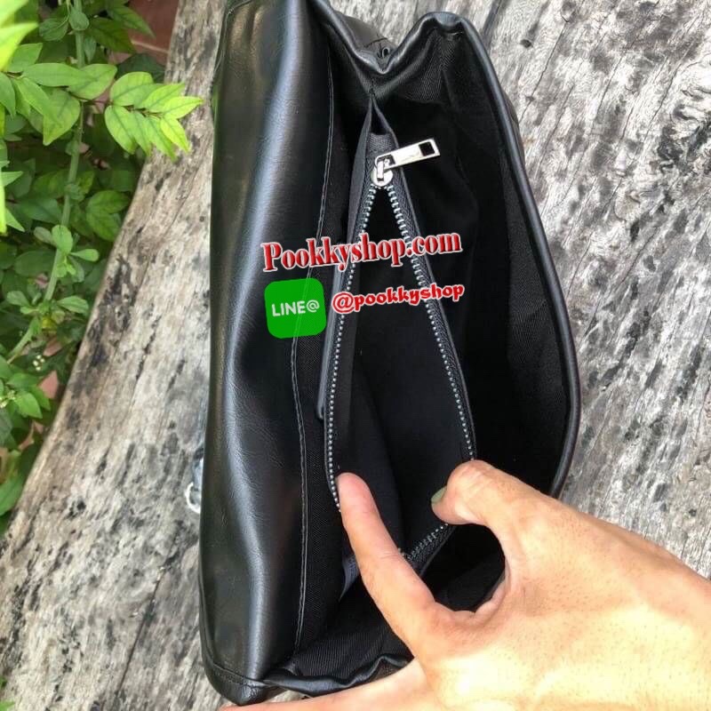 ZARA SOLF ROCK SHOULDER BAG Outlet กระเป๋าสะพายข้างทรงเก๋ เดินด้ายทั้งใบ แต่งโซ่คล้องมาที่ด้านหน้า เปิดปิดแบบกระดุมแม่เหล็ก ก้านในมี 3 ช่องใหญ่ เป็นช่องซิปกลางรุ่นนี้จุของได้เยอะเลยครับ ใส่ iPad mini ได้สบายๆ สายสะพายจะทำเป็นสายคู่สะพายไหล่ หรือ ทำเป็นสาย