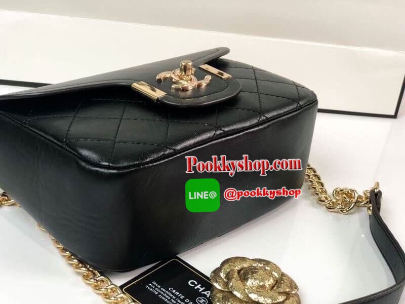 Chanel อเนกประสงค์ รุ่น Limited edition วัสดุหนังแกะเรียบขนาดเล็กกะทัดรัดน้ำหนักเบามีช่องใส่ของจุกจิกเปิดปิดด้วยฝาปิดกระดุม และซิป มีช่องใส่บัตร ช่องซิป ใส่กระเป๋าสตางค์ใบกลางได้ค่ะตัวจริงสวยมากๆถูกใจรีบจองนะคะใส่มือถือได้ทุกรุ่นสายสะพายยาวคู่สะพายได้สองแ