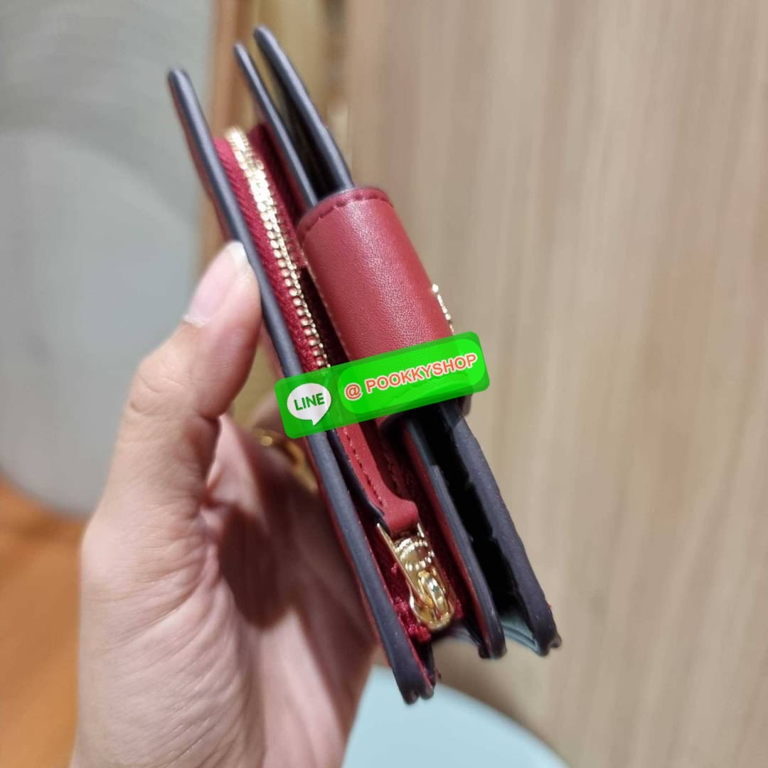 COACH C5896 MEDIUM CORNER ZIP WALLET IN SIGNATURE LEATHER คอลเลคชั่นใหม่งานหรู งานดูแพง จัดให้เลย!! กระเป๋าสตางค์ใบกลาง ดีไซน์ใหม่ สุดหรู แค่เห็นก็ต้องเลิฟ ถือใช้ขับผิวทุกสี วัสดุหนังแท้ปั๊มลายนูนสวยคม ภายในมีช่องใส่บัตร ใส่ธนบัตรได้ครบ และมีช่องซิปแยก ใบ