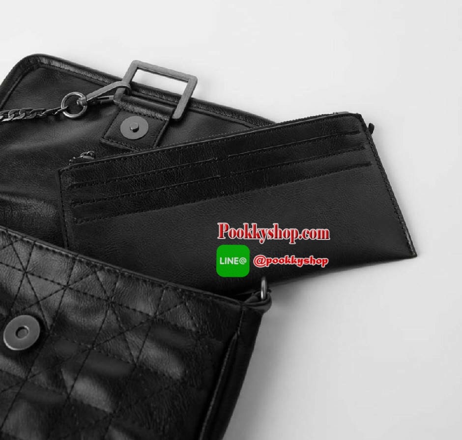 Zara soft rock crossbody wallet กระเป๋าสะพายครอสบอดี้ใบน่ารัก น้ำหนักเบา ที่ฝากระเป๋าแต่งหมุดน่ารักมากๆ ใบนี้ดูเท่แต่ลงตัวจริงๆค่า เปิดปิดแบบกระดุมแม่เหล็ก ด้านในมีกระเป๋าเล็กอีก 1 ใบ ใส่การ์ดได้ 6 ช่อง และช่องซิปใส่เหรียญได้ค่า ใบนี้จุของได้พอสมควรเลยนะค