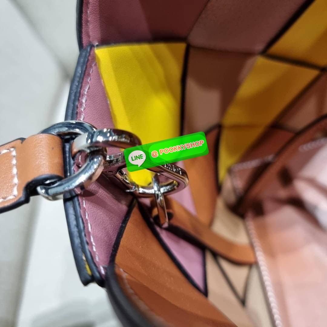 LOEWE SURPLUS LEATHER WOVEN BASKET BAG IN CLASSIC CALFSKIN ใหม่ล่าสุดและสวยที่สุด กระเป๋าสะพานที่ถักทอด้วยความปราณีต โดดเด่นด้วยสีที่จับมาคอนทราสได้ลงตัว ใบใหญ่จุได้แบบเน้นๆ วัสดุหนังวัวแท้เต็มใบ หรูเลิศ ปากกระเป๋ามีสายหนังสำหรับผูกรวบปากกระเป๋า ภายในโล่ง