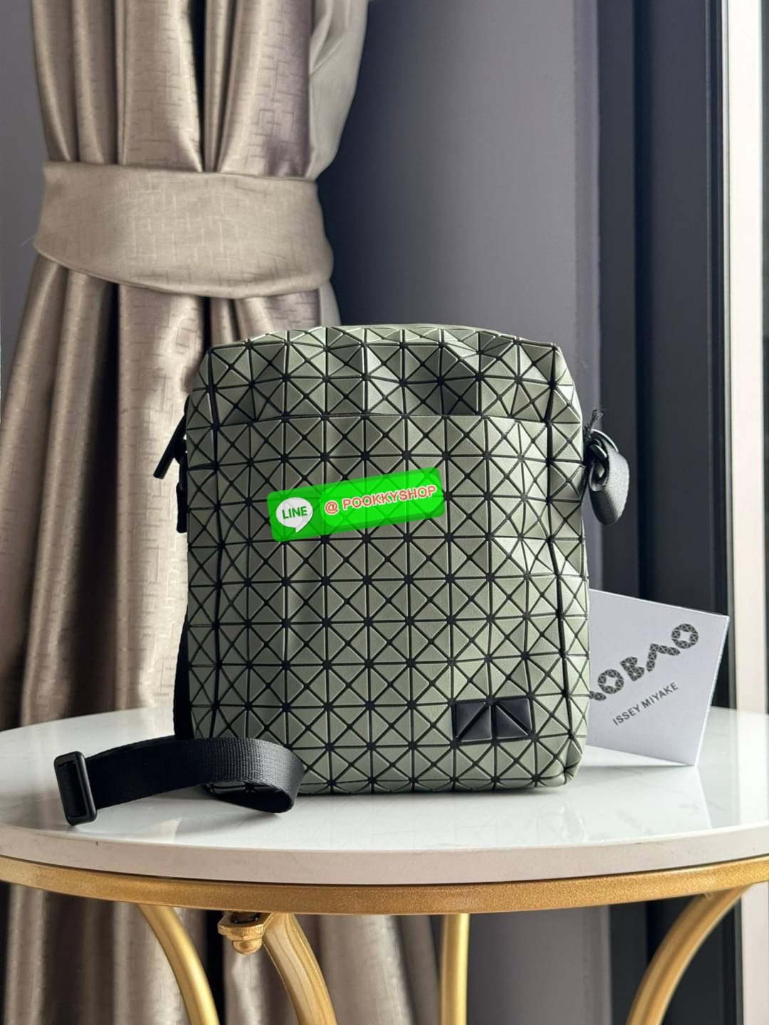 Bao bao issey miyake VOYAGER Shoulder Bag กระเป๋าสะพายข้างใบนี้มีสายสะพายปรับระดับได้ มีซิปเปิดปิดด้านบน และช่องแบบเปิดด้านใน ช่องกระเป๋าด้านนอกปิดด้วยปุ่มแม่เหล็ก มีขนาดที่สะดวกสำหรับเก็บสิ่งของจำเป็นทั้งหมดของคุณ VOYAGER คือเพื่อนร่วมเดินทางที่สมบูรณ์แบ