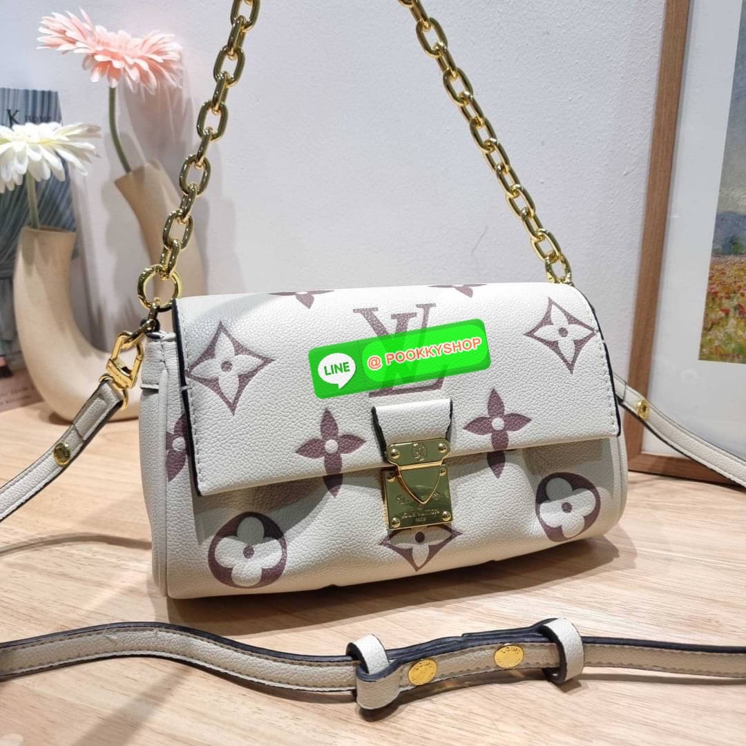 New in กระเป๋าสะพายคอลใหม่ล่าสุด สวยหรู ดูแพง ดีไซน์รูปทรงออกมาให้ใช้งานได้ง่าย เปิด-ปิดด้วยอะไหล่แม่เหล็ก ภายในโล่งกว้าง ใส่ของสำคัญได้ครบ มาพร้อมสายสะพายถึง 2 แบบ สายโซ่สะพายไหล่อัพความหรู และสายหนังที่ปรับยาวสั้นได้ สะพายข้างชิลๆก็ดูดี จัดให้พร้อมเสิร์