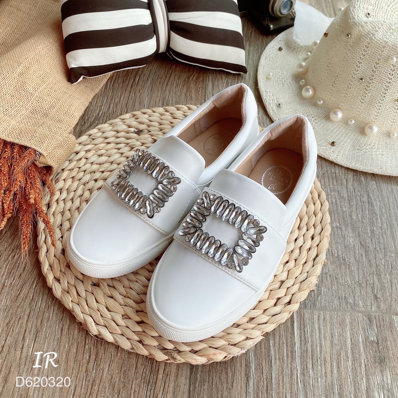 รีพีทแบบขายดี!!! พร้อมส่ง Roger Vivier ชนช็อป วัสดุหนังนิ่มแต่งอะไหล่เพชรสี่เหลี่ยมด้านหน้า ดาราเซเลบใส่กันเยอะมากๆคะรุ่นนี้ ใส่แล้วทำให้ลุคของคุณดูเด่นมากๆ ดังนั้นสาวๆไม่ควรพลาดรุ่นนี้เลยนะค้า