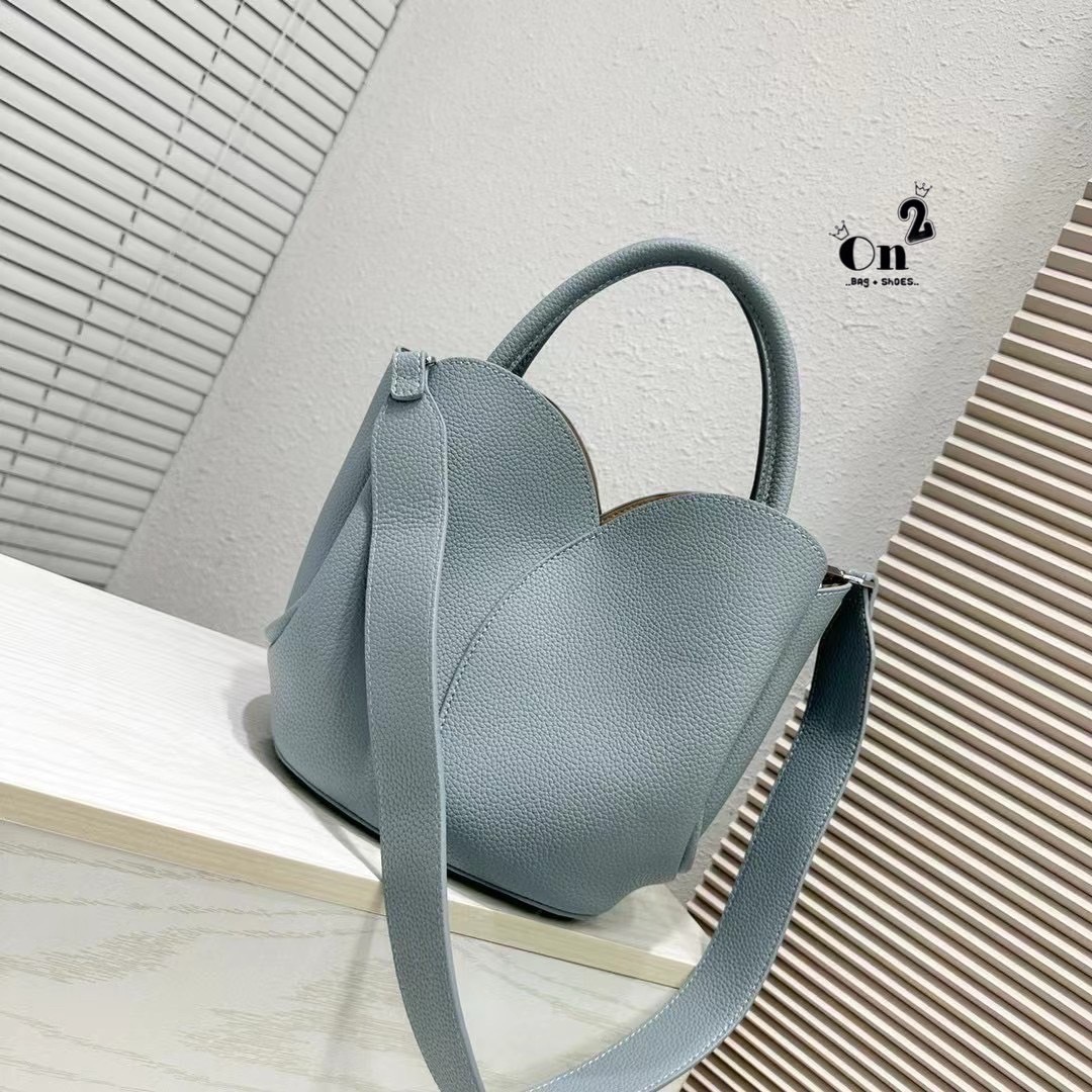 Classic Working PU Bag ▪️กระเป๋าถือ &สะพายข้าง ทรงดอกทิวลิป ทรงสวยมากวัสดุเป็นหนัง PU Premium มีกระเป๋าใบเล็กให้ 1ใบ และมีสายยาวให้ 2 เส้น