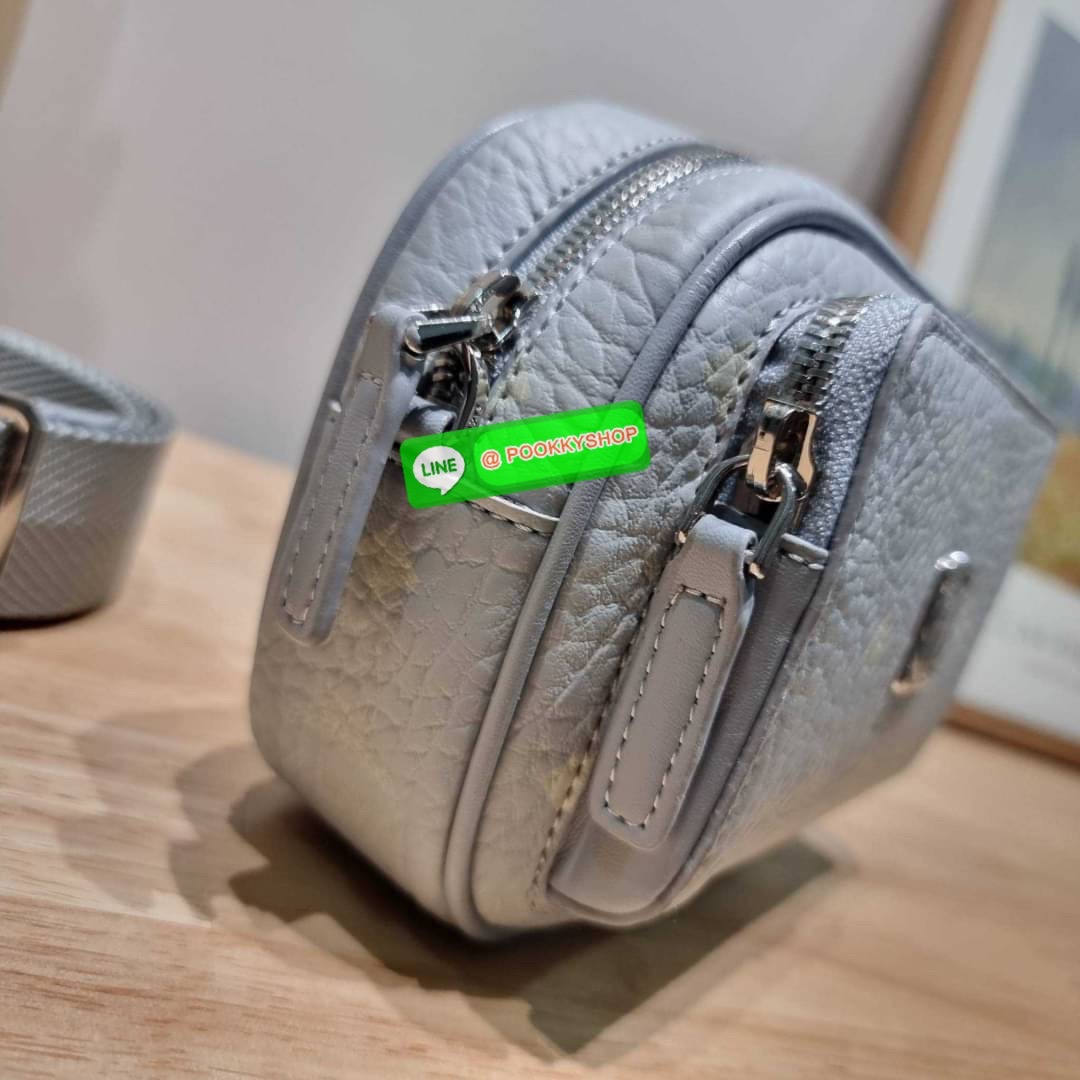 MCM X-MINI KLASSIK CROSSBODY BAG IN VISETOS รุ่นยูนิเซ็กส์มาแล้วจ้า!! ไซส์นี้ใช้ได้ทั้งหนุ่มๆสาวๆไปเลย กระเป๋าสะพายข้างทรงครอสบอดี้ ใบเล็กขนาดกะทัดรัด วัสดุหนังแคนวาสคุณภาพดี มีช่องหลัก 2 ช่อง ภายในมีช่องย่อยให้ 1 ช่อง มาพร้อมสายสะพายสปอร์ตที่ดีไซน์หรูไม่