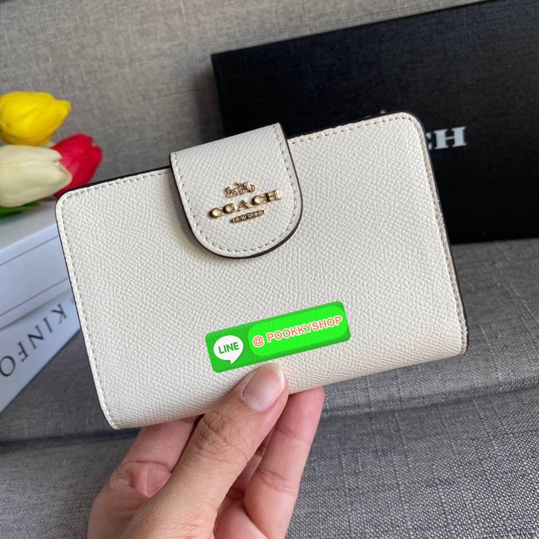 COACH 6390 MEDIUM CORNER ZIP WALLET กระเป๋าสตางค์ใบกลาง สีพื้นเรียบหรู วัสดุcrossgrain ภายในมีช่องใส่บัตรและธนบัตรได้ทุกชนิด มีช่องซิปใส่เหรียญ ขนาดกะทัดรัดพกพาง่าย คนชอบจัดระเบียบกระเป๋าสตางค์แนะนำเลยจ้า