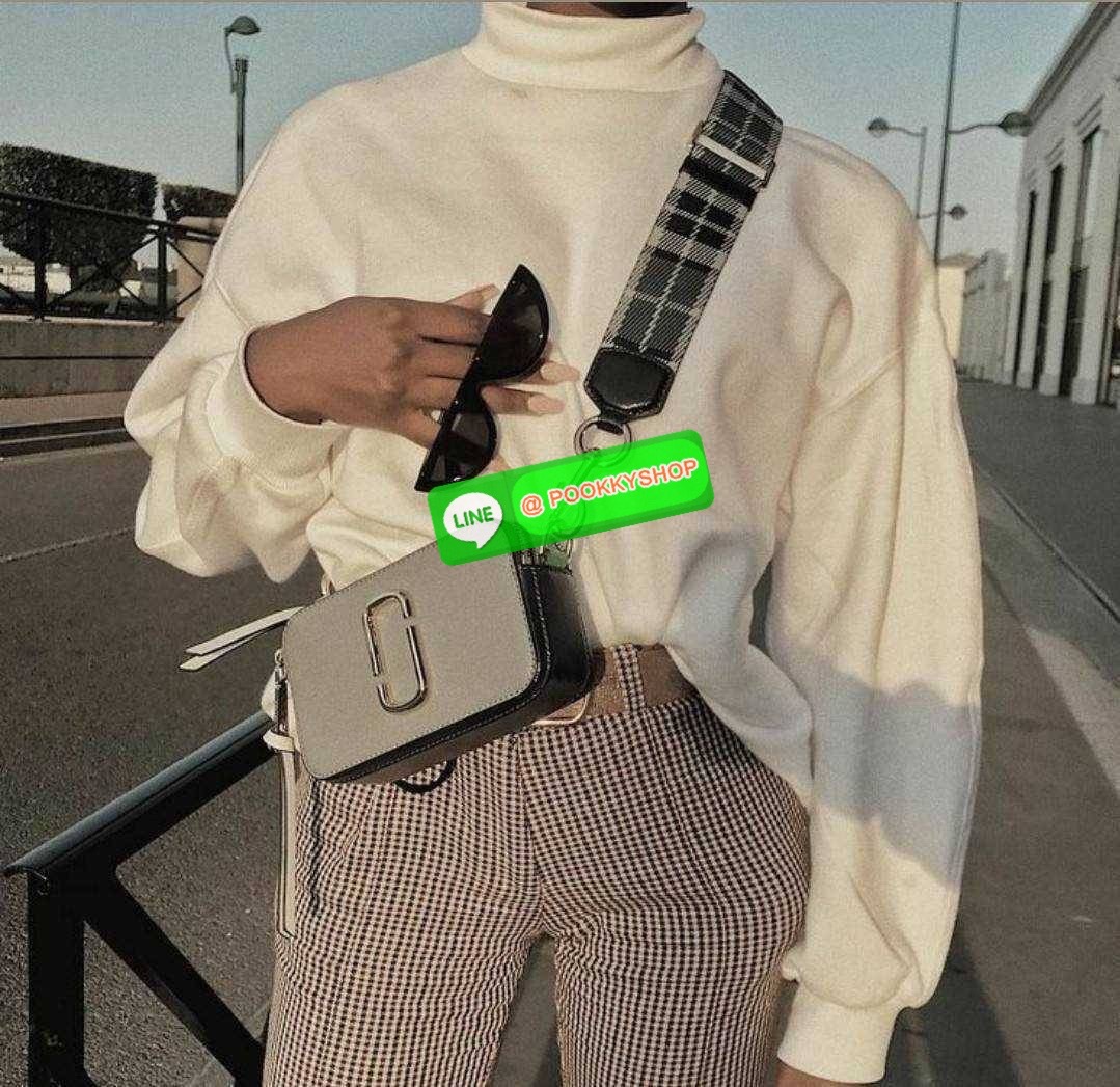 MARC JACOBS THE SNAPSHOT CAMERA BAG ไอเท็มยอดฮิตที่โดดเด่นเป็นเอกลักษณ์ กับกระเป๋าสะพายข้างสุดปัง เรียกได้ว่าไม่ซ้ำใคร!! วัสดุหนังวัว สวยอยู่ทรง เปิด-ปิดกระเป๋าด้วยซิป มีซิปหลัก 2 ช่อง แบ่งสัดส่วนไว้ดีมาก มาพร้อมสายสะพายสปอร์ตเส้นใหญ่ ที่ออกแบบโทนสีมาให้เ