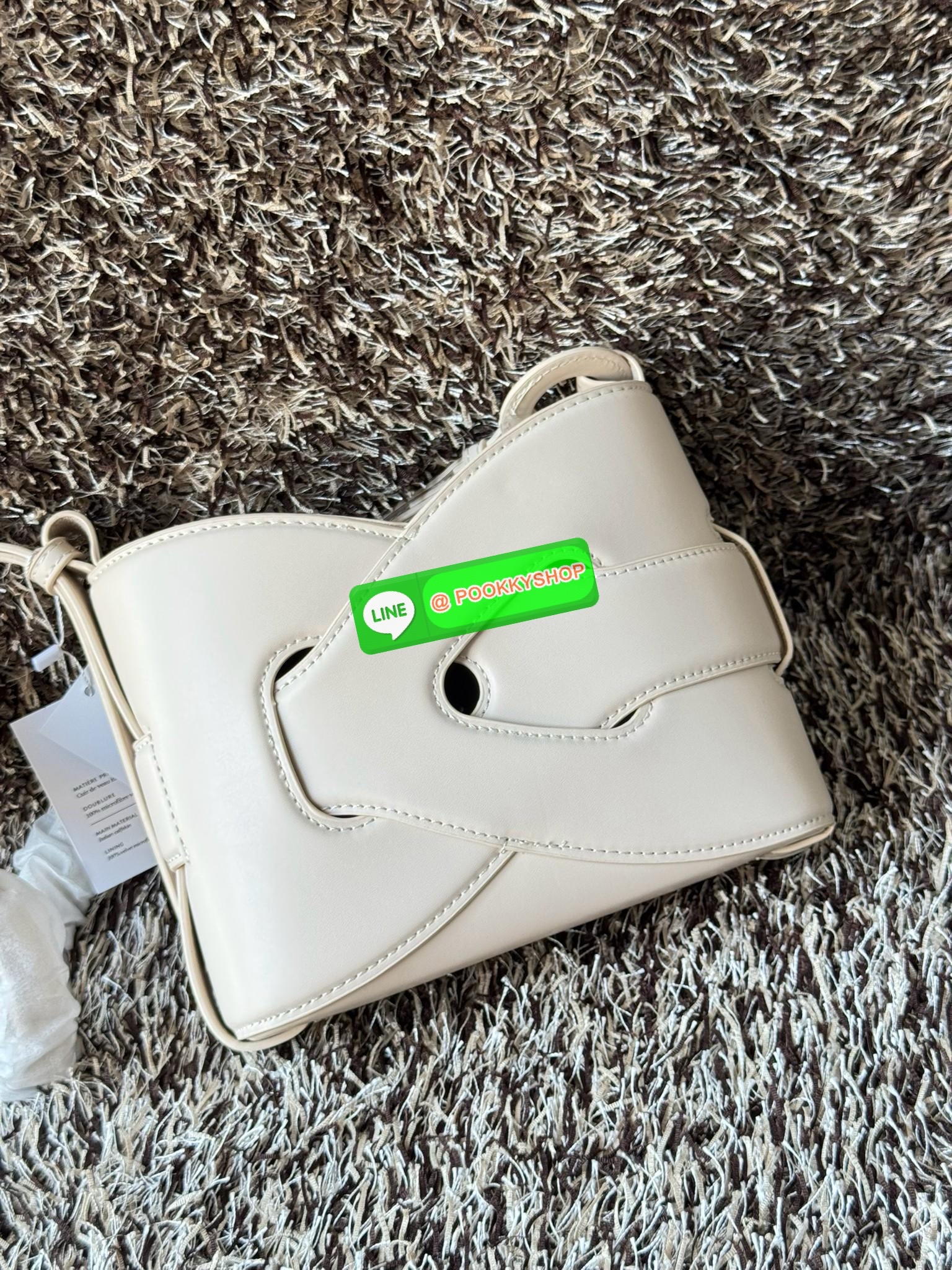 💕 Polene Nodde EDITION SMOOTH ใครที่อยากได้กระเป๋าเรียบๆ แต่ดูมีอะไร ขอแนะนำรุ่น Nodde หิ้วแล้วสวยแบบ Quiet Luxury โลโก้แบรนด์ถูกปั๊มไว้บริเวณด้านล่างของกระเป๋าอย่างประณีตจนแทบสังเกตไม่เห็น ฐานกระเป๋าถูกออกแบบมาให้เนียนเรียบ ปราศจากหมุด ในขณะที่ด้