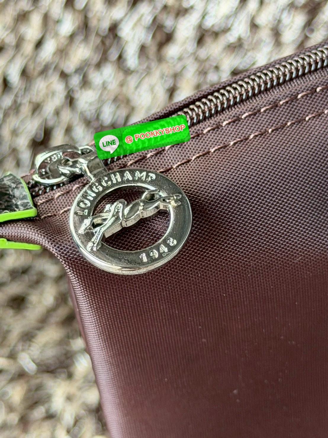 💕LONGCHAMP LE PLIAGE GREEN Shoulder bag L กระเป๋าโท้ทใบนี้ดึงดูดใจคุณด้วยรูปทรงมินิมอลและปริมาตรที่เพียงพอซึ่งสามารถเก็บเอกสารหรือแล็ปท็อปทั้งหมดของคุณได้อย่างง่ายดาย ด้ามยาวช่วยให้คุณสวมใส่ได้อย่างสบายบนไหล่ ขณะที่การปิดด้วยซิปช่วยให้มั่นใจได้ว่า