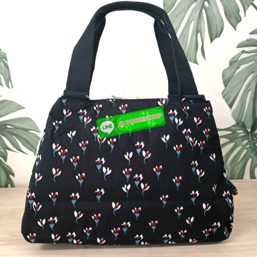 KIPLING ELISE HANDBAG กระเป๋าถือและสะพายไหล่ วัสดุ Nylon +Polyester ขนาดกำลังพอดี จุของได้มาก มีหูจับสองสาย ถือสะดวก น้ำหนักเบา มีช่องซิป ด้านหน้า ช่อง กระเป๋าหลักเปิด-ปิดด้วยซิป มี3 ช่องว่างใส่ของได้จุมากๆ ใส่มือถือได้ กระเป๋าสตางค์ใบยาว และ เครื่องสำอาง