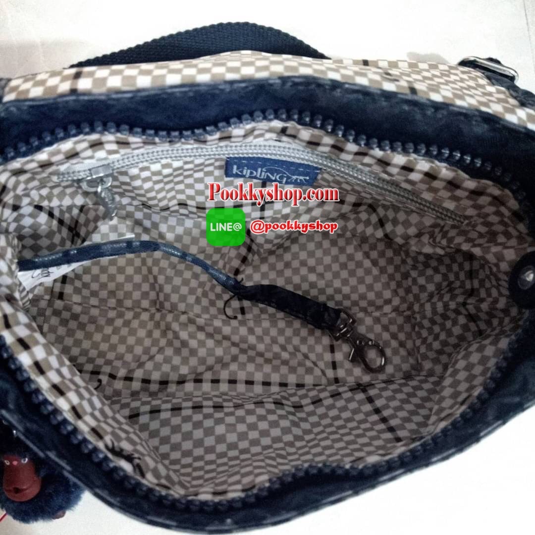 KIPLING SABIAN CROSSBODY MINI BAG กระเป๋าสะพายข้าง วัสดุ Nylon&Polyester 100% ขนาดเล็กกำลังน่ารัก เปิด-ปิดด้วยฝาปิดกระดุมแม่เหล็กและซิปแบรนด์ ด้านในทีแท็กแบรนด์ -ด้านหน้าฝาบนมี1ช่อง ขนาดตามโค้งฝาหน้า -ด้านหลังมีอีก 1 ช่องลึกถึงฐาน -ด้านในมี 1 ช่องหลัก เปิ