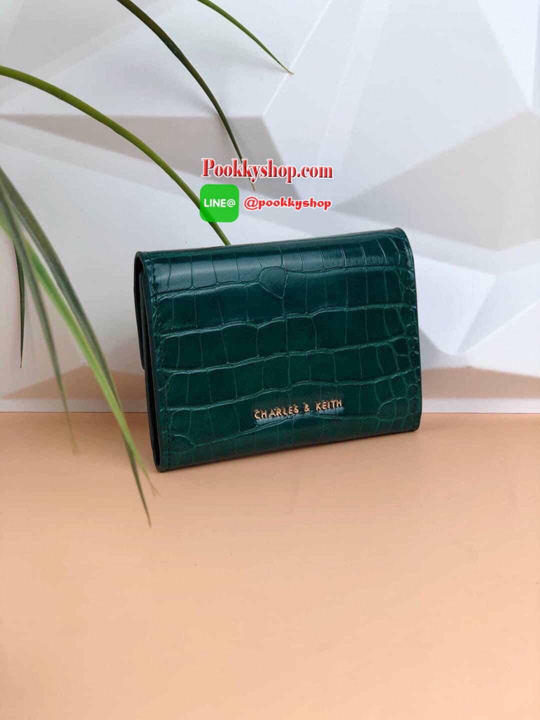 New arrival! Charles & Keith Metal Accent Mini Short Wallet กระเป๋าเงินใบสั้นทรงเก๋ วัสดุด้านหน้าตัวเปิดปิดดีไซน์แปลกตา ด้านในมีช่องซิปใส่เหรียญ ช่องใส่บัตร 6 ช่อง และช่องใส่ธนบัตรตามยาว ใส่แบงค์พันได้ไม่ต้องพับค๊า รุ่นนี้สวยทุกสี เหมาะกับสาวที่ชอบใช้กระเ