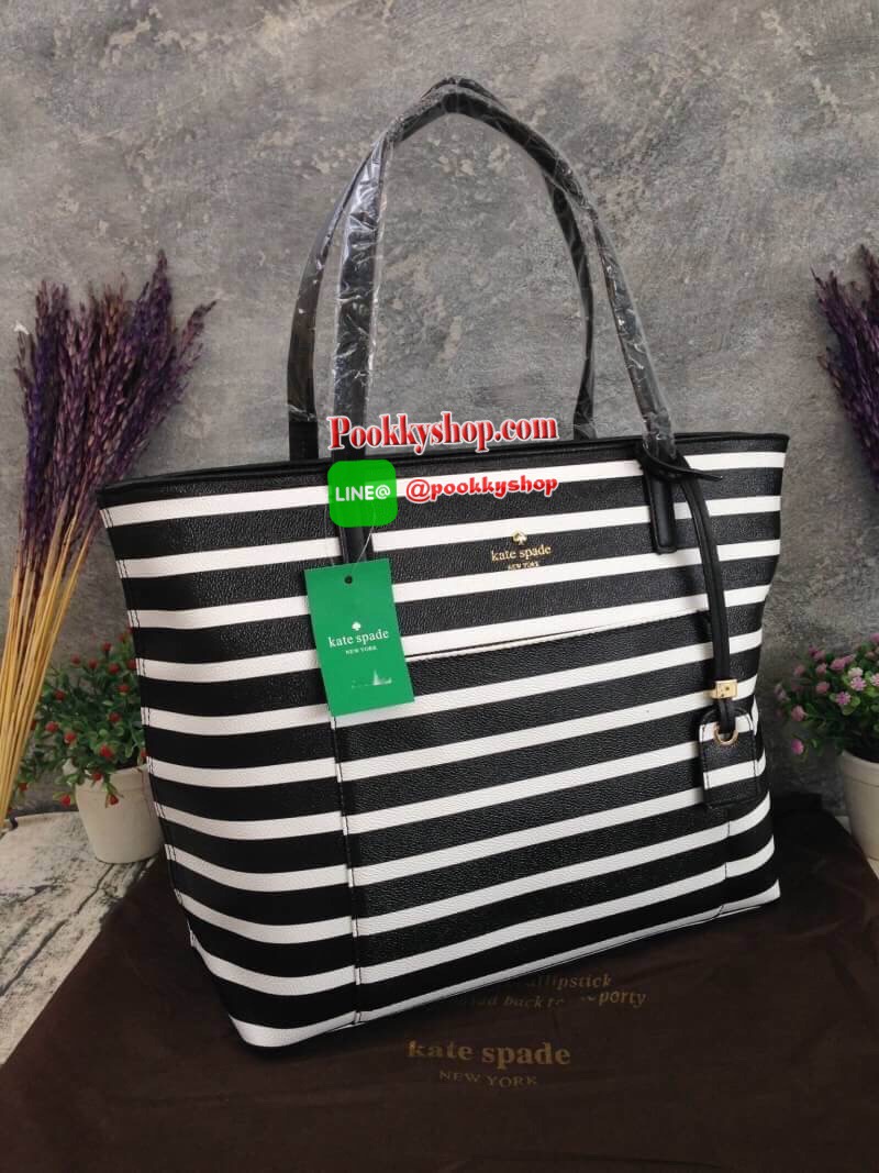 พร้อมส่งรุ่นหายาก! KATE SPADE HYDE LANE STRIPED RILEY LEATHER TOTE BAG กระเป๋าสะพายทรง Tote Bag หนังสวยอยู่ทรงโดดเด่นที่สีทูโทนลายทางห้อยโลโก้TAGที่หูกระเป๋า ด้านหน้าประดับโลโก้ มี1ช่องใส่ของ ภายในมีช่องซิป และช่องใส่มือถือ กว้างและจุ ใส่ ipad notebook เอ