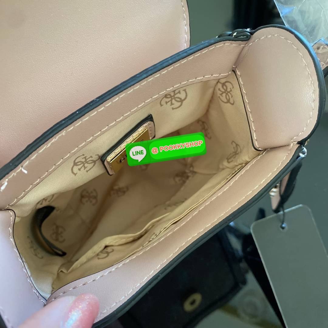 Guess กระเป๋าใส่โทรศัพท์ สวยมากกกก ทรงดีสุดๆ เป็นทรงกล่องทรงสวยที่ตามหากันม๊าก มาก มาพร้อมกล่องครบเซ็ต ด้านหน้าแต่งโลโก้แบรนด์ เปิด-ปิดด้วยกระดุมแม่เหล็ก มีสายยาวเป็นสายหนังปรับระดับได้มากถึง 7ระดับ