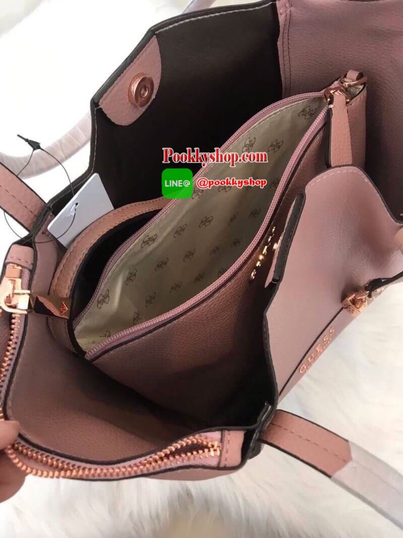 GUESS HEIDI HAMMERED EFFECT BAG 2 in 1กระเป๋าสะพายจาก Guess factory วัสดุ PU คุณภาพดี นิ่ม น้ำหนักเบา ด้านหน้าประดับด้วยโลโก้แบรนด์สุดหรู เปิดปิดกระเป๋าด้วยกระดุมแม่เหล็กและซิป ด้านในโล่งกว้างมีช่องสำหรับใส่ของด้านข้างกระเป๋าเพิ่มอีก2ช่องใช้งาน รุ่นนี้มาพ