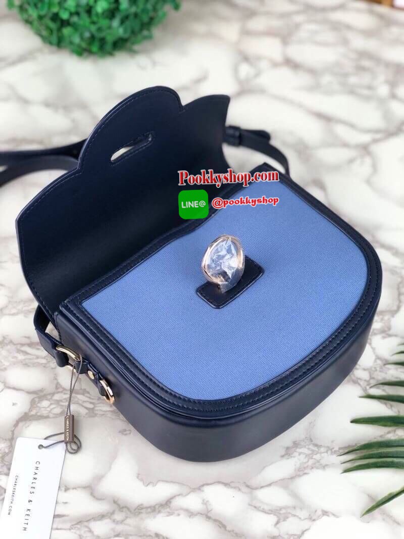 New arrival! 2019 CHARLES & KEITH RING BUCKLE SADDLE CROSSBODY BAG รุ่ยใหม่ชนช็อป!!! กระเป๋าสะพายข้าง/ครอสบอดี้อยู่ทรง วัสดุหนังตัดผ้าด้สนหน้า ด้านหลังมีช่องใส่ของได้เล็กน้อย เปิดปิดด้วยตัวล็อกดันขึ้น ด้านในเป็น 2 ช่องใหญ่ ใส่ของได้พอสมควรค่ะ เช่น iPhone